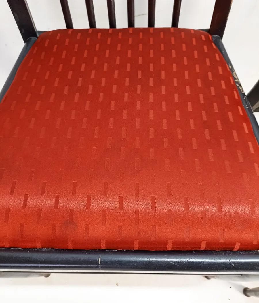 Zestaw czterech krzeseł Charlotte, drewno czarne, tkanina czerwona, proj. K. Hörlin-Holmquist, Finlandia, lata 70. - 39661