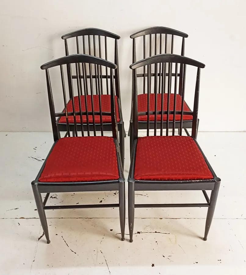 Zestaw czterech krzeseł Charlotte, drewno czarne, tkanina czerwona, proj. K. Hörlin-Holmquist, Finlandia, lata 70. - 39666