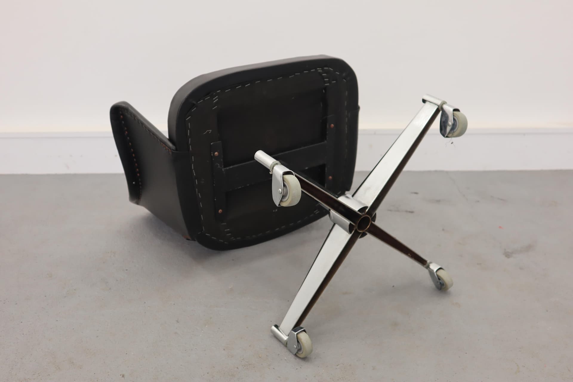 Fotel obrotowy, winyl czarny, metal, Polska, lata 60. - 39755