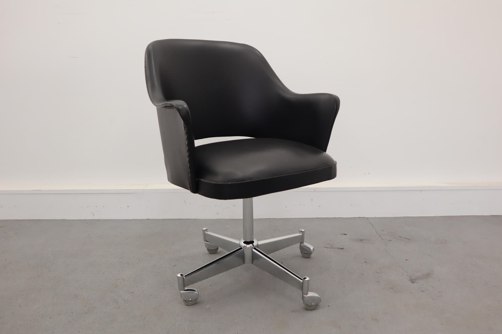 Fotel obrotowy, winyl czarny, metal, Polska, lata 60. - 39758