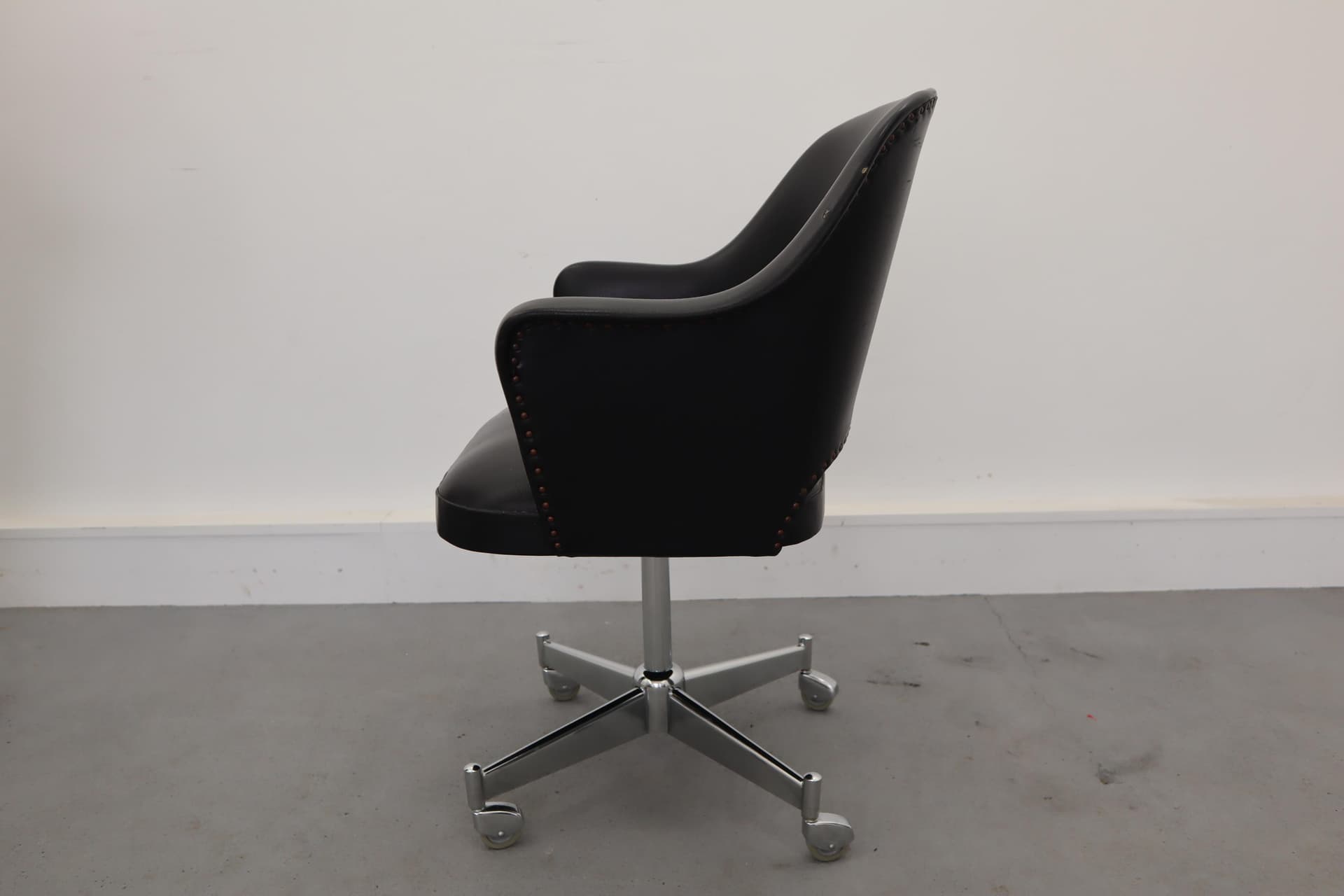 Fotel obrotowy, winyl czarny, metal, Polska, lata 60. - 39752