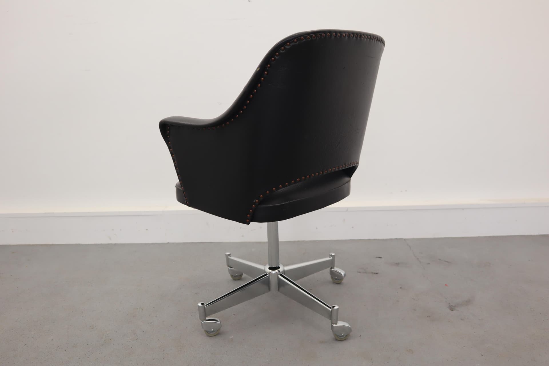 Fotel obrotowy, winyl czarny, metal, Polska, lata 60. - 39757