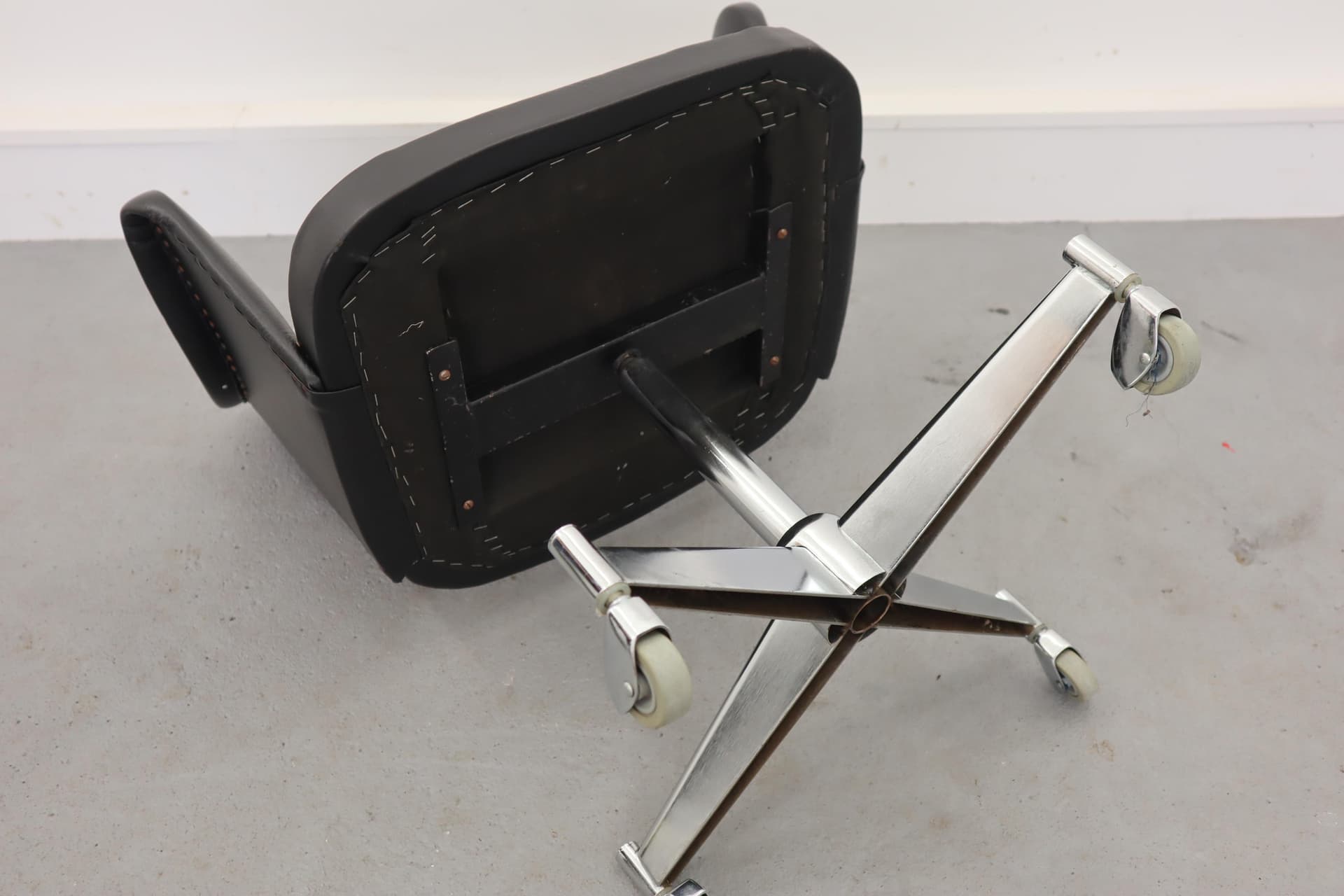 Fotel obrotowy, winyl czarny, metal, Polska, lata 60. - 39753