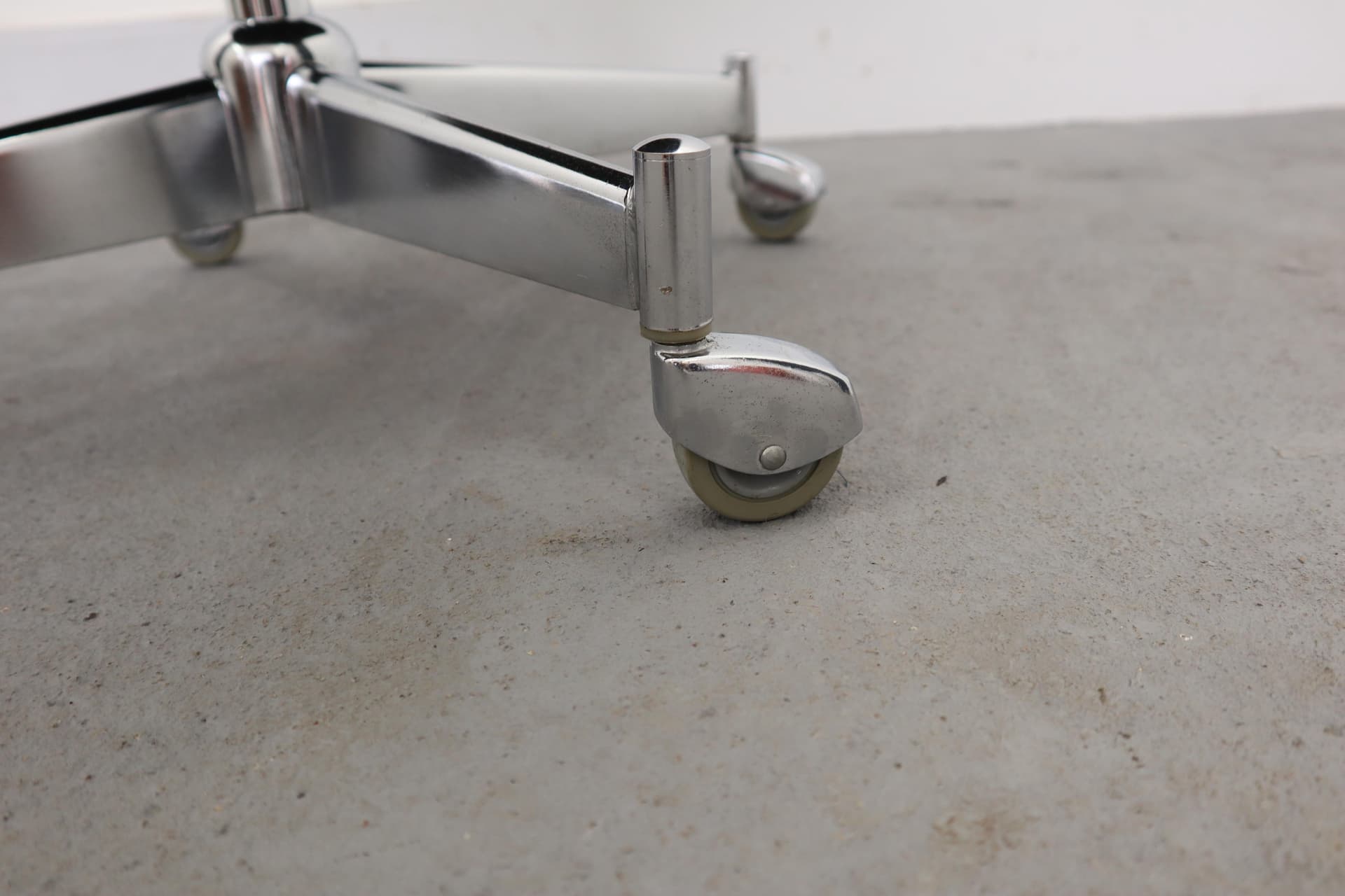 Fotel obrotowy, winyl czarny, metal, Polska, lata 60. - 39756