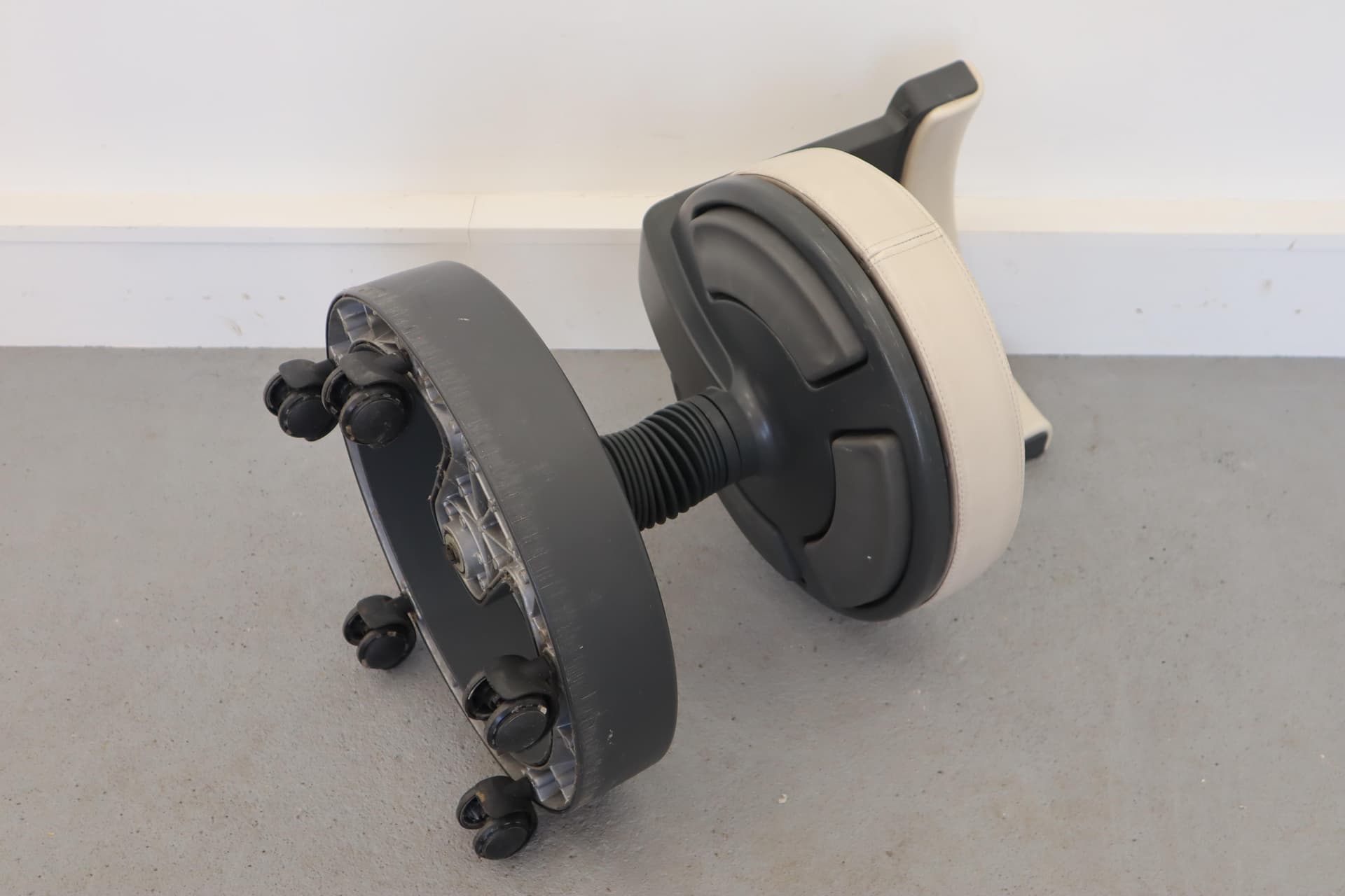 Hoker industrialny, beżowa sztuczna skóra, metal czarny, Siemens, lata 70. - 39747