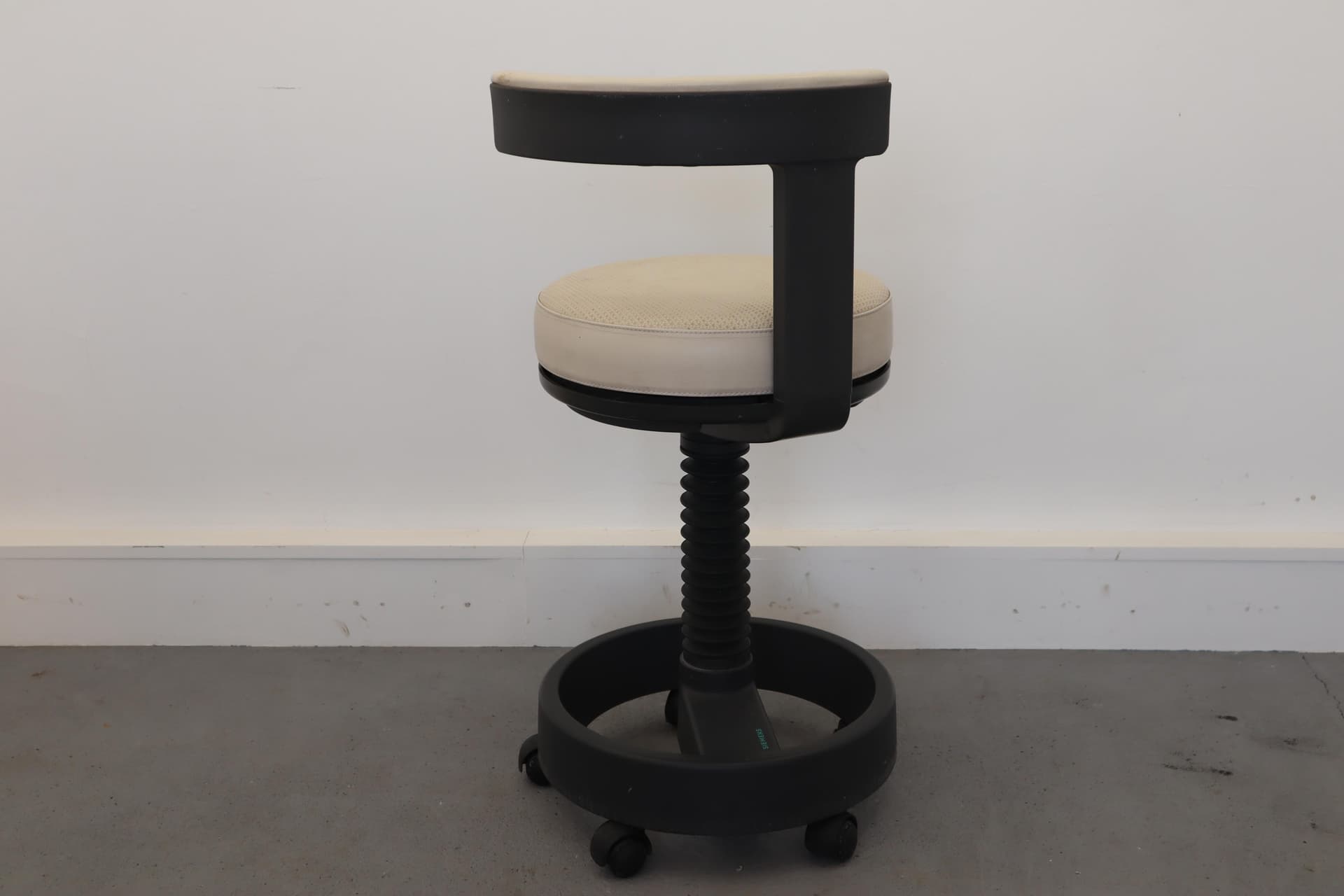 Hoker industrialny, beżowa sztuczna skóra, metal czarny, Siemens, lata 70. - 39745