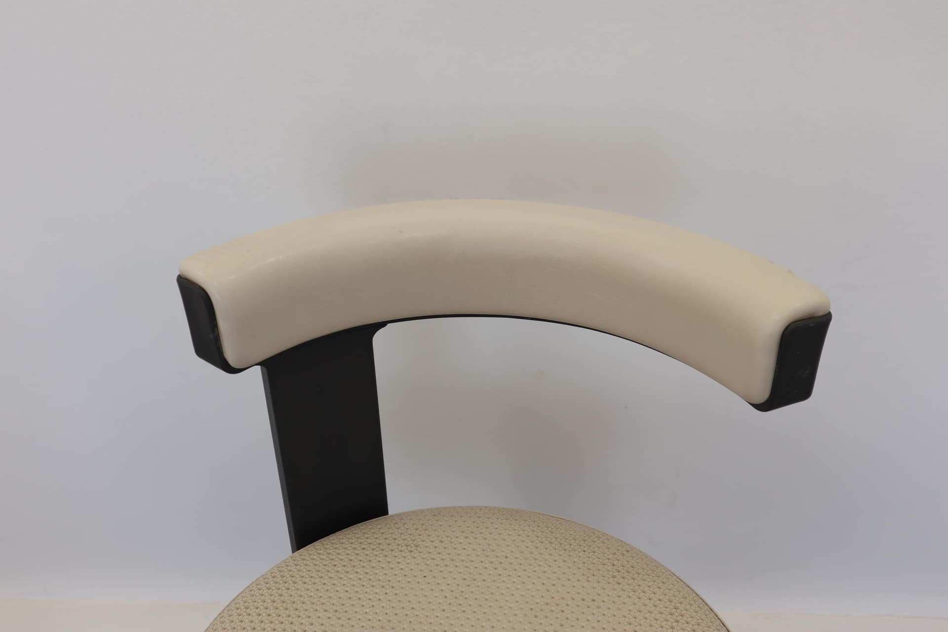 Hoker industrialny, beżowa sztuczna skóra, metal czarny, Siemens, lata 70. - 39750