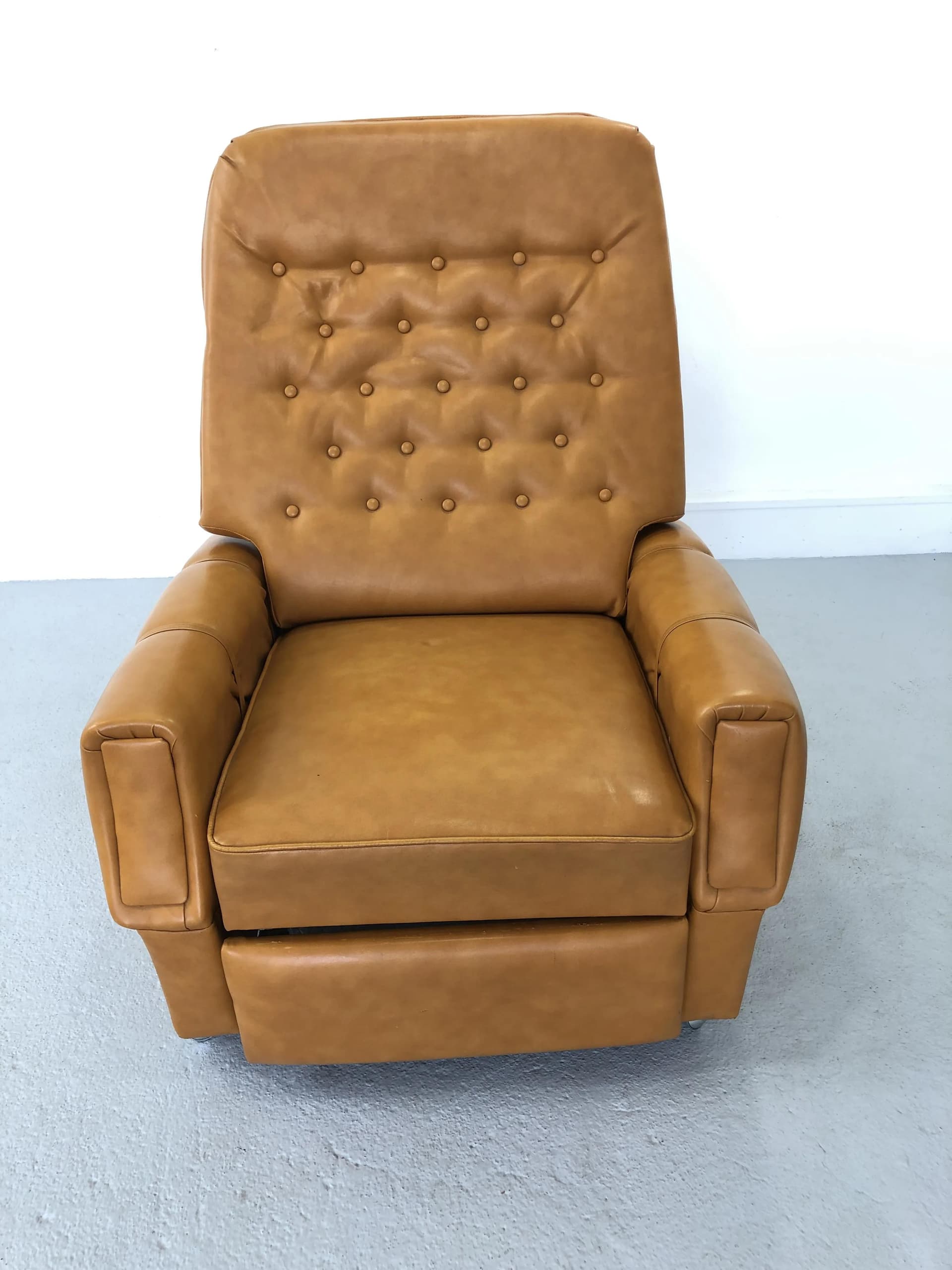 Fotel Leniuch, winyl pomarańczowy, Polska, lata 60. - 39699