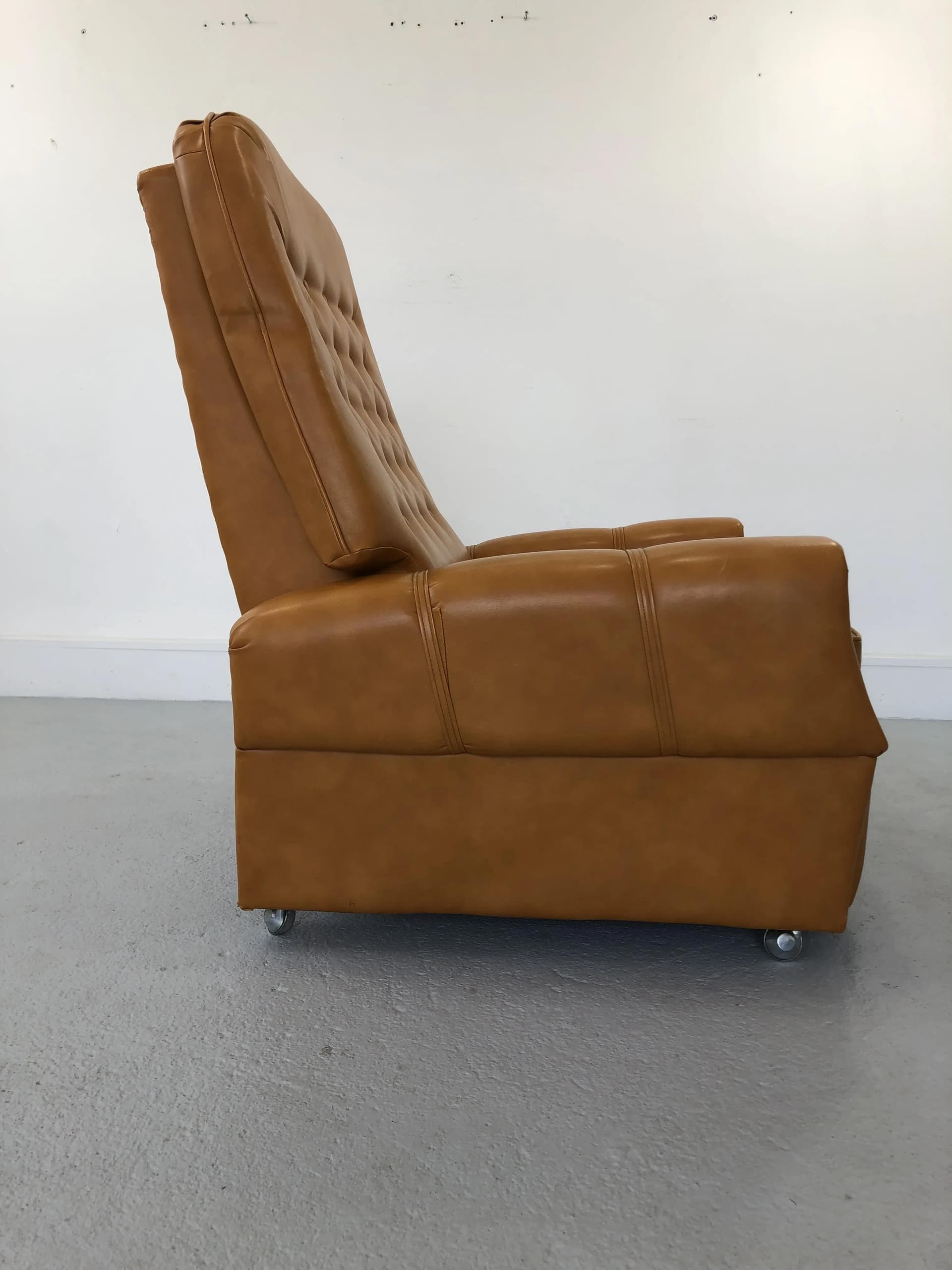 Fotel Leniuch, winyl pomarańczowy, Polska, lata 60. - 39700