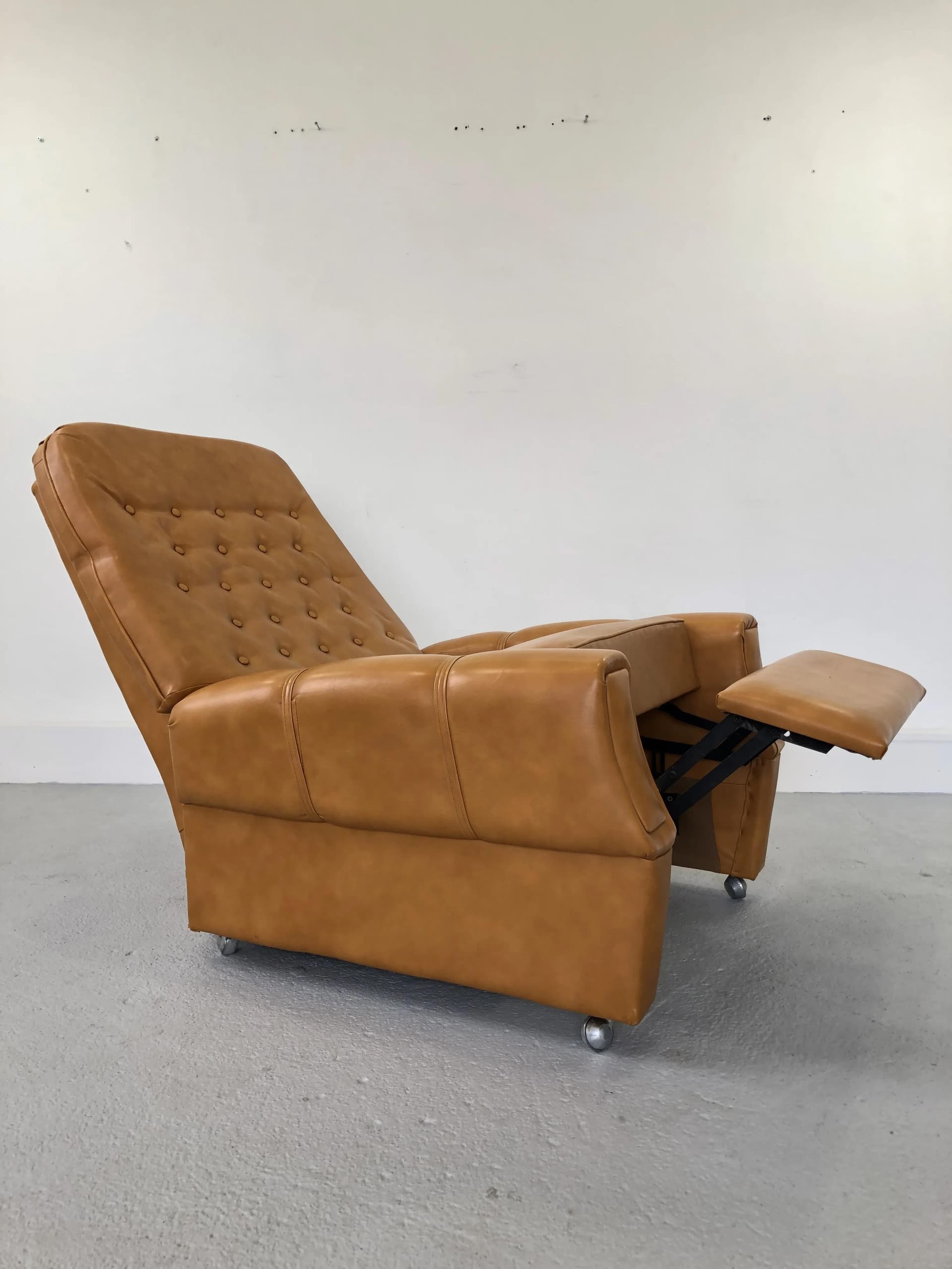 Fotel Leniuch, winyl pomarańczowy, Polska, lata 60. - 39705