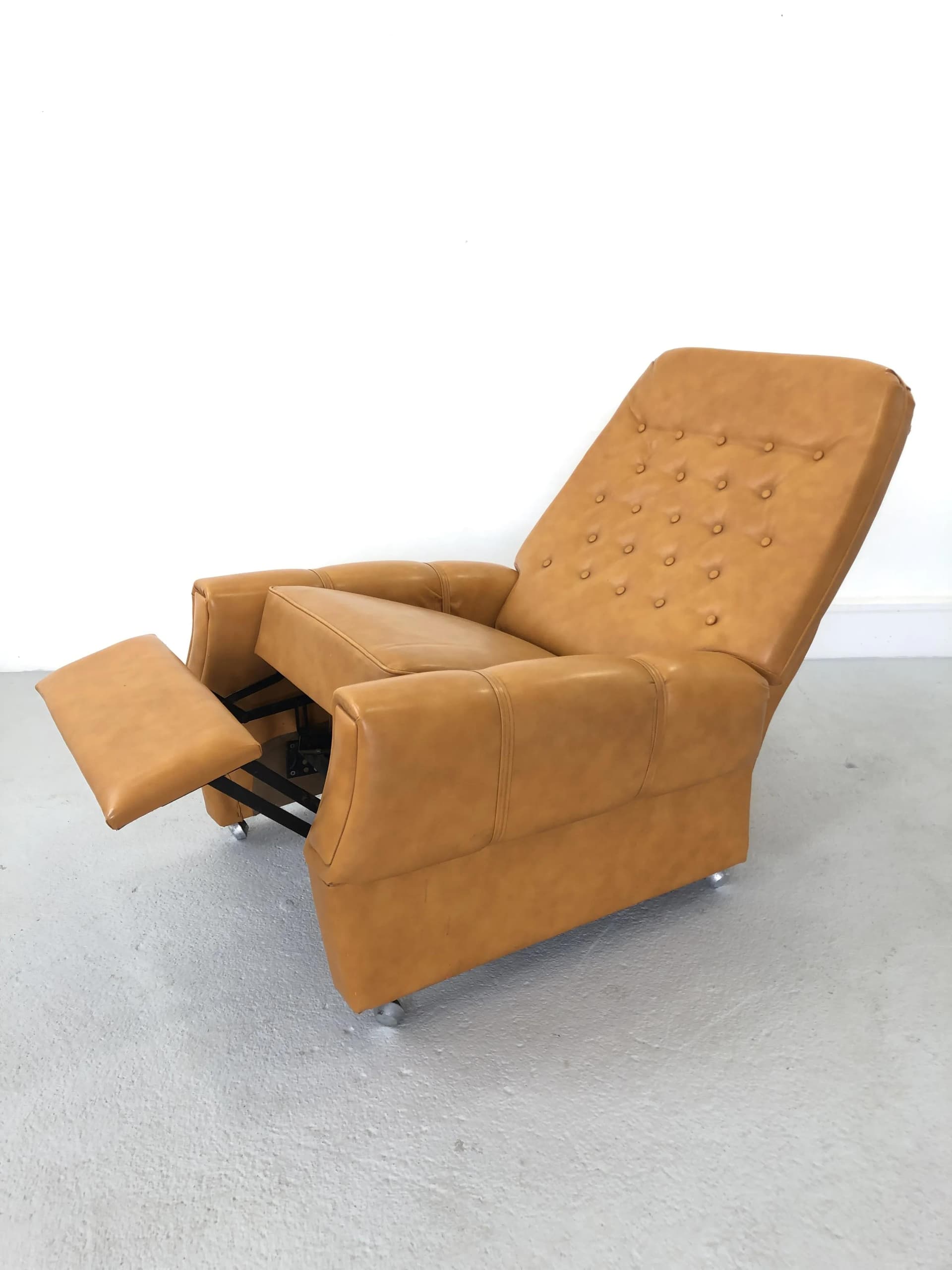 Fotel Leniuch, winyl pomarańczowy, Polska, lata 60. - 39703