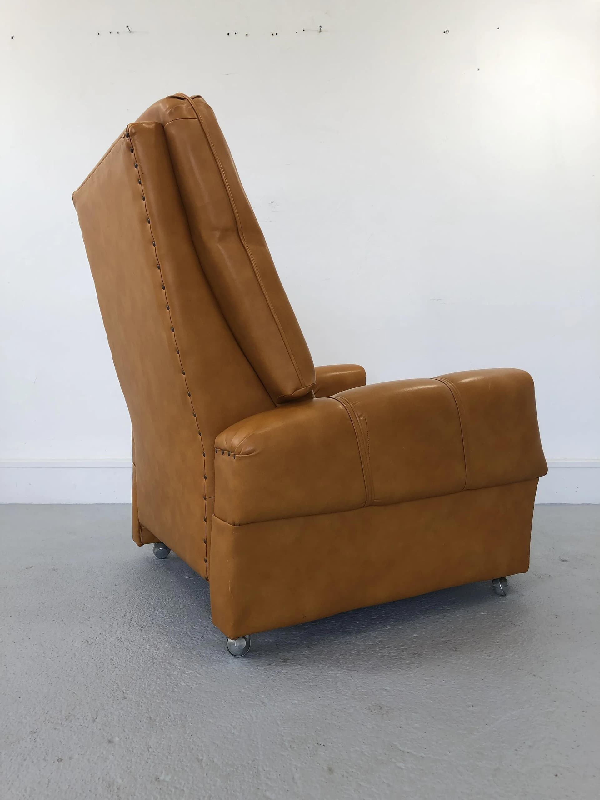 Fotel Leniuch, winyl pomarańczowy, Polska, lata 60. - 39704