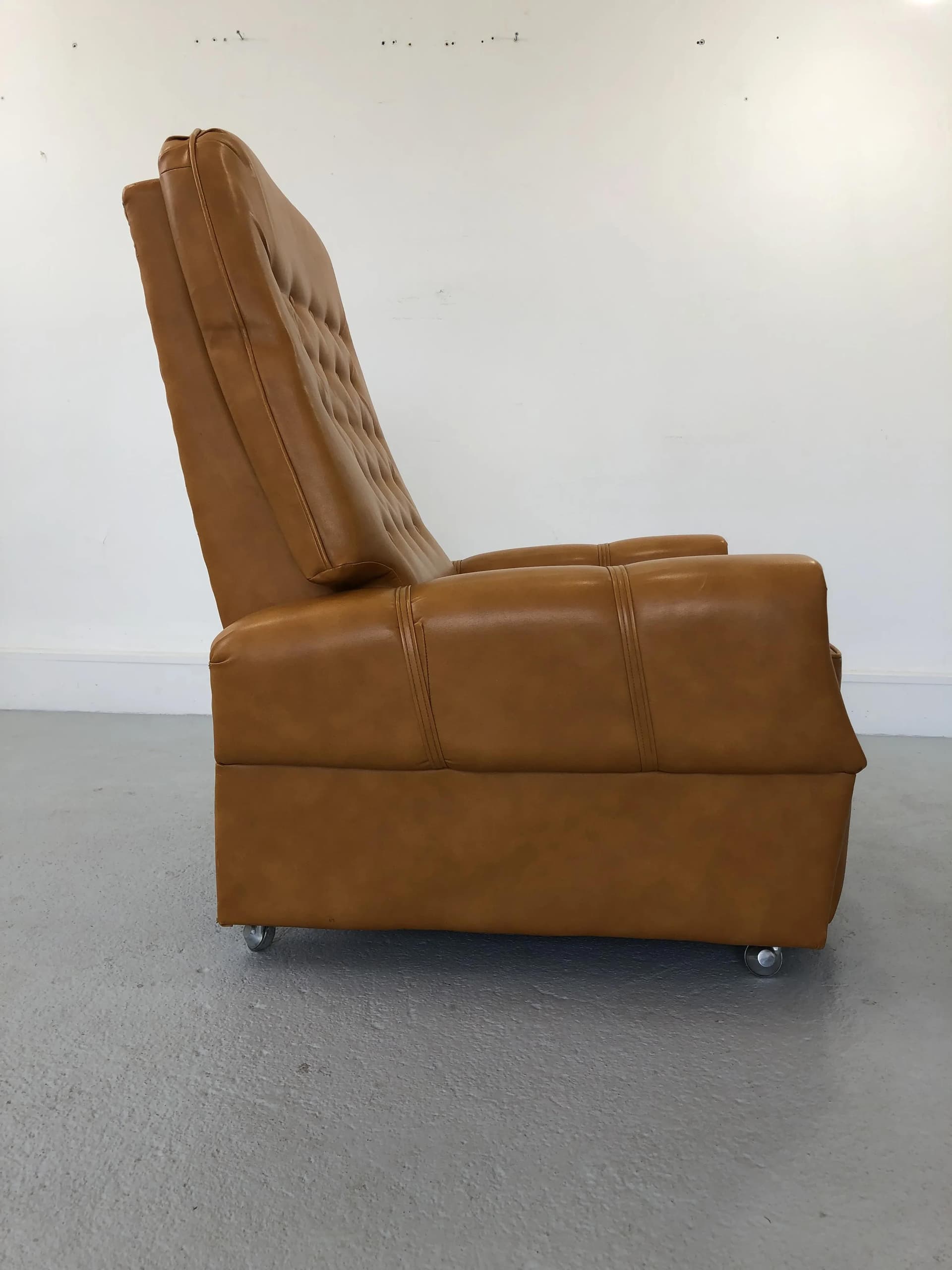 Fotel Leniuch, winyl pomarańczowy, Polska, lata 60. - 39698