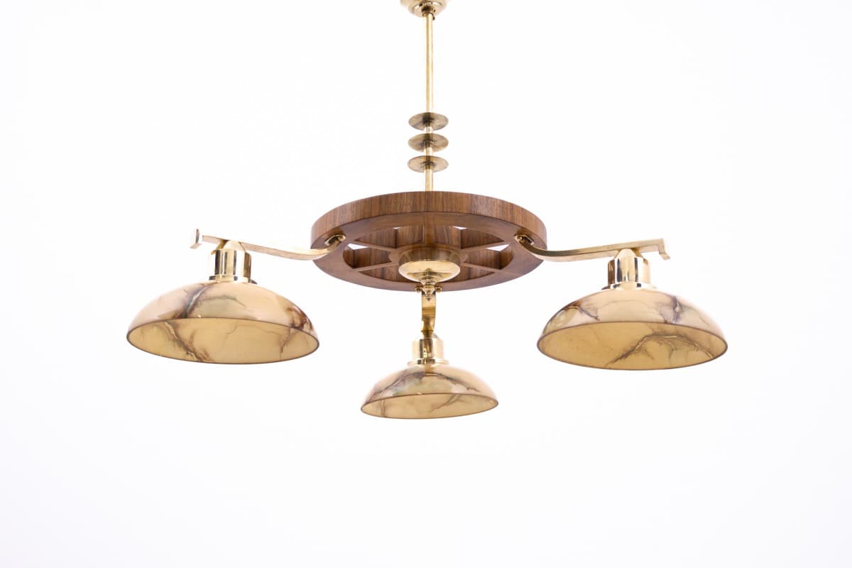 Żyrandol Art Deco, orzech, mosiądz, szkło beżowy, Polska, lata 50. - 77844