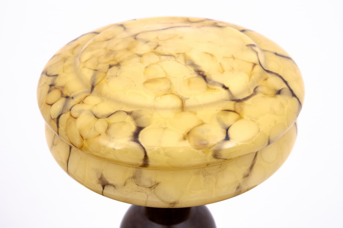 Lampa stołowa Art Deco, drewno ciemne, szkło beżowe, metal chromowany, Polska, lata 50. - 77819