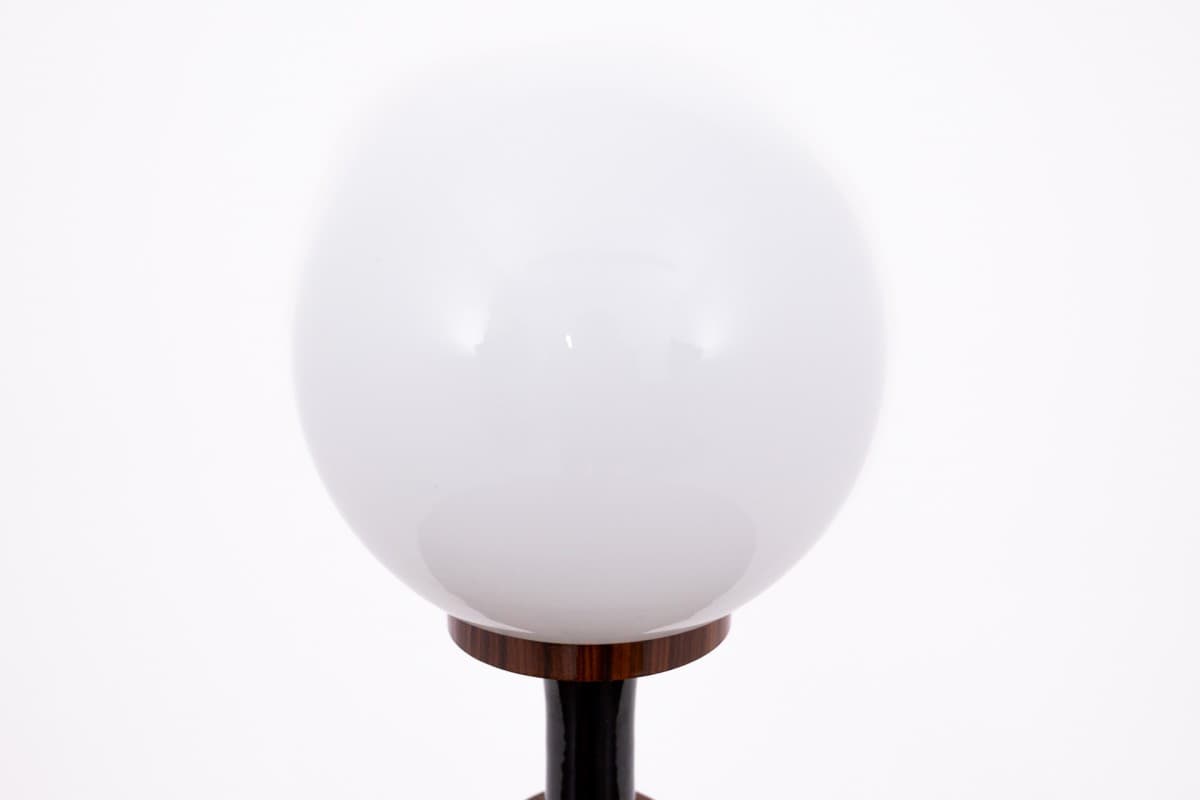 Para lamp stołowych Art Deco, ceramika czarna, drewno czerwonobrązowe, szkło opalowe, Polska, lata 50. - 77798