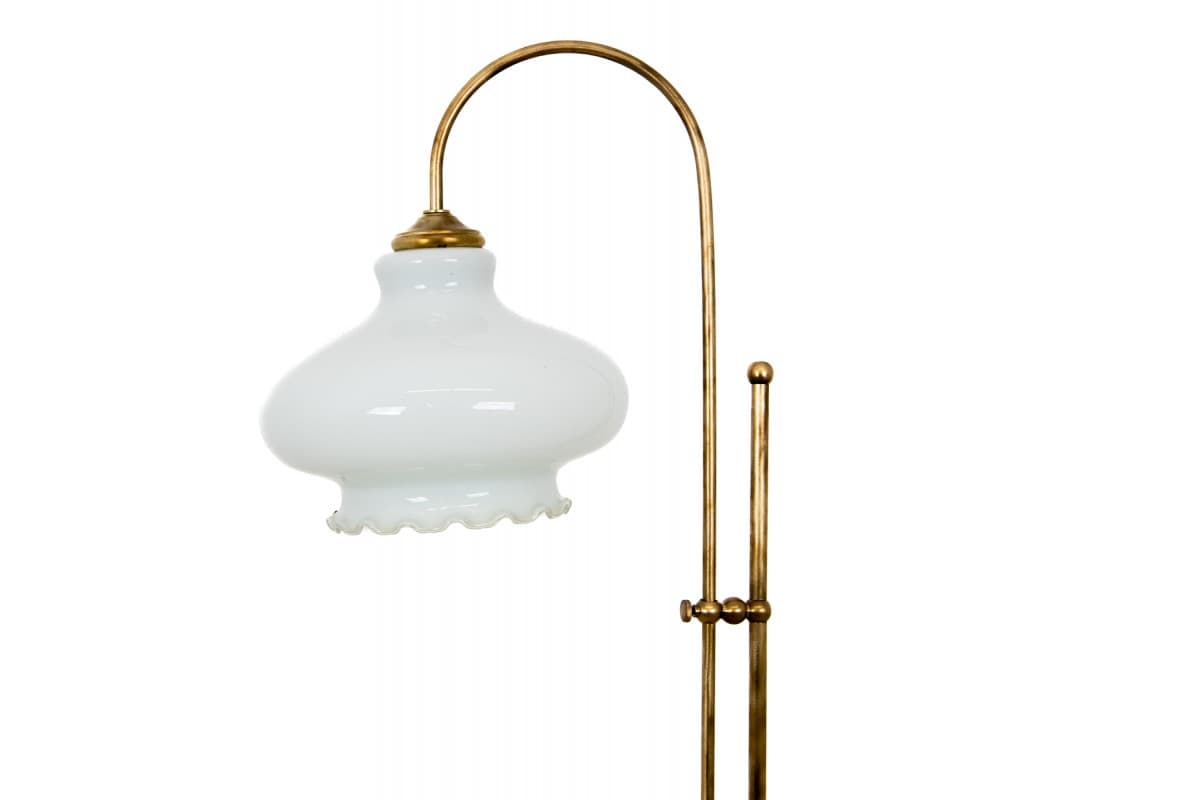 Lampa stojąca, metal biały, szkło opalizujące, Polska, lata 60. - 61060