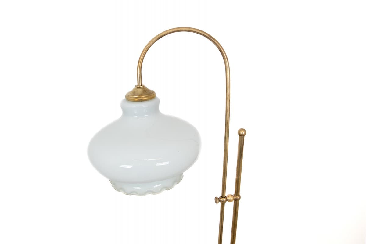 Lampa stojąca, metal biały, szkło opalizujące, Polska, lata 60. - 61061