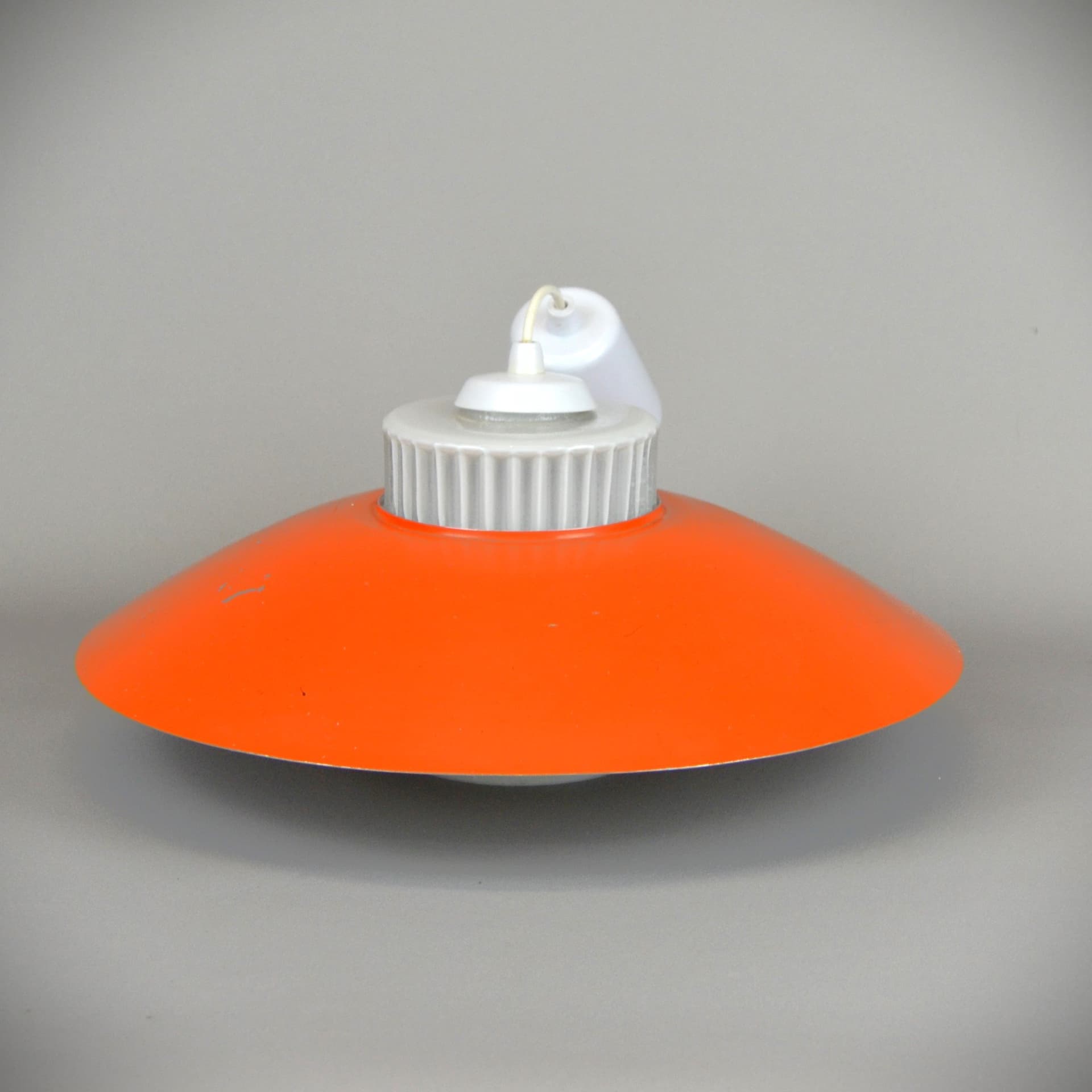 Lampa wisząca Pop Art, pomarańczowy metal, szkło opalowe, lata 60. - 309