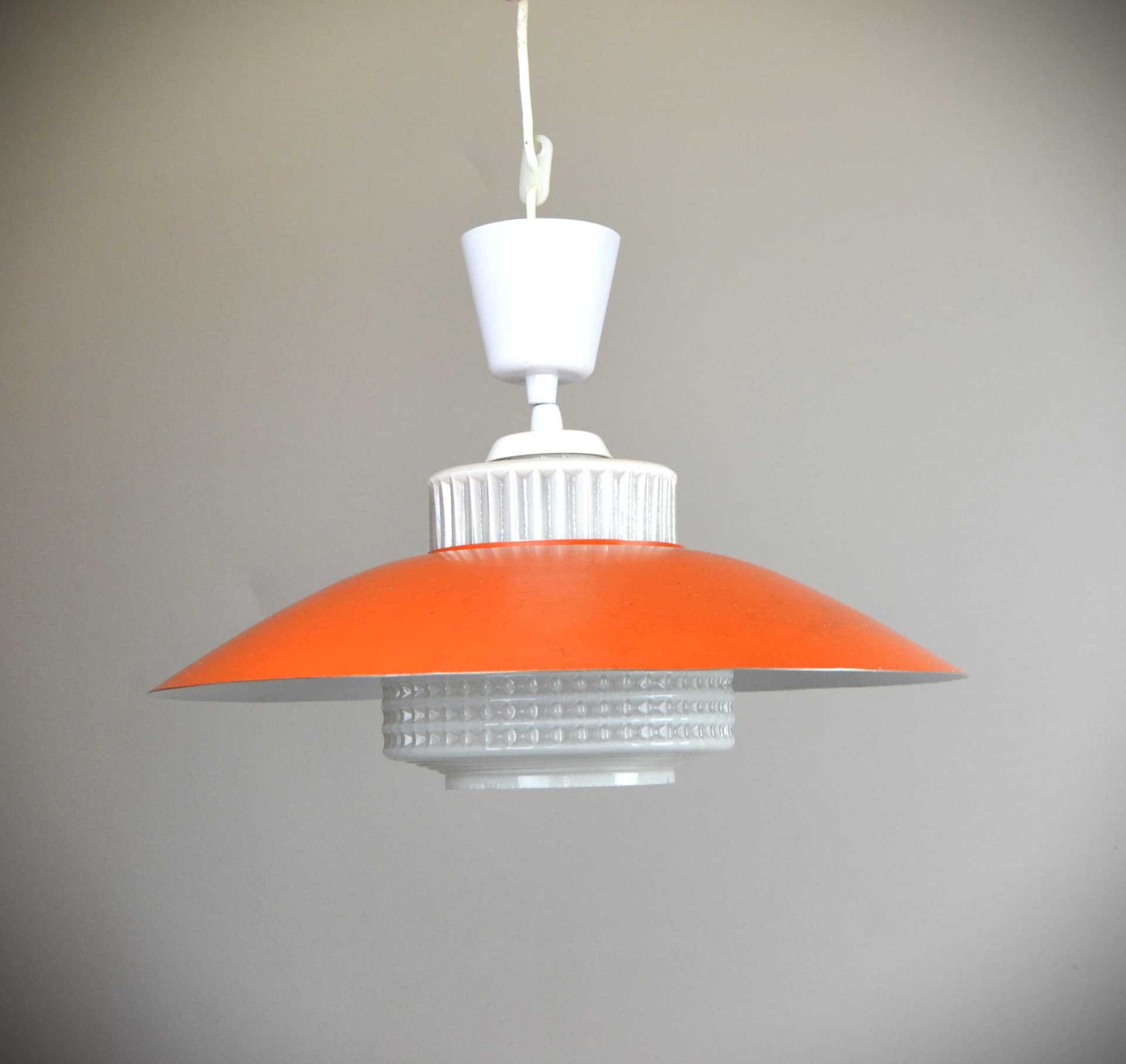 Lampa wisząca Pop Art, pomarańczowy metal, szkło opalowe, lata 60. - 310