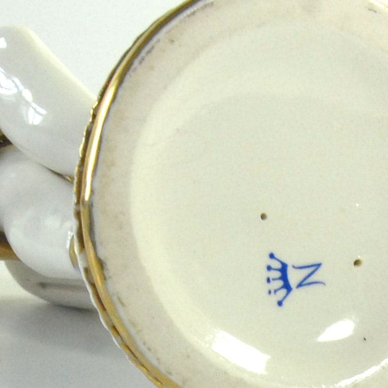 Figurka neoklasyczna, biała złocona porcelana, Capodimonte, Włochy, początek XX w. - 40288