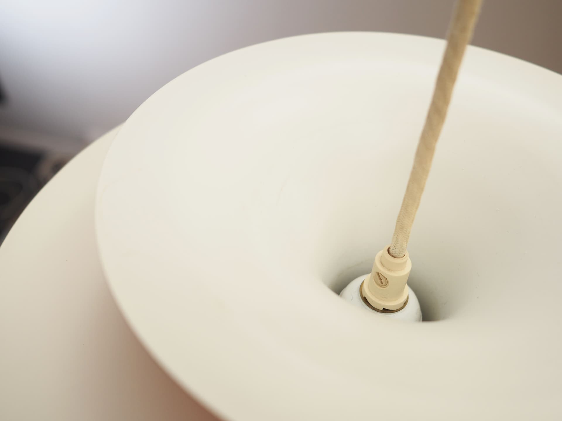 Lampa wisząca Barcelona, metal różowy, proj. B. Karlby, Lyfa, Dania, lata 80. - 51032