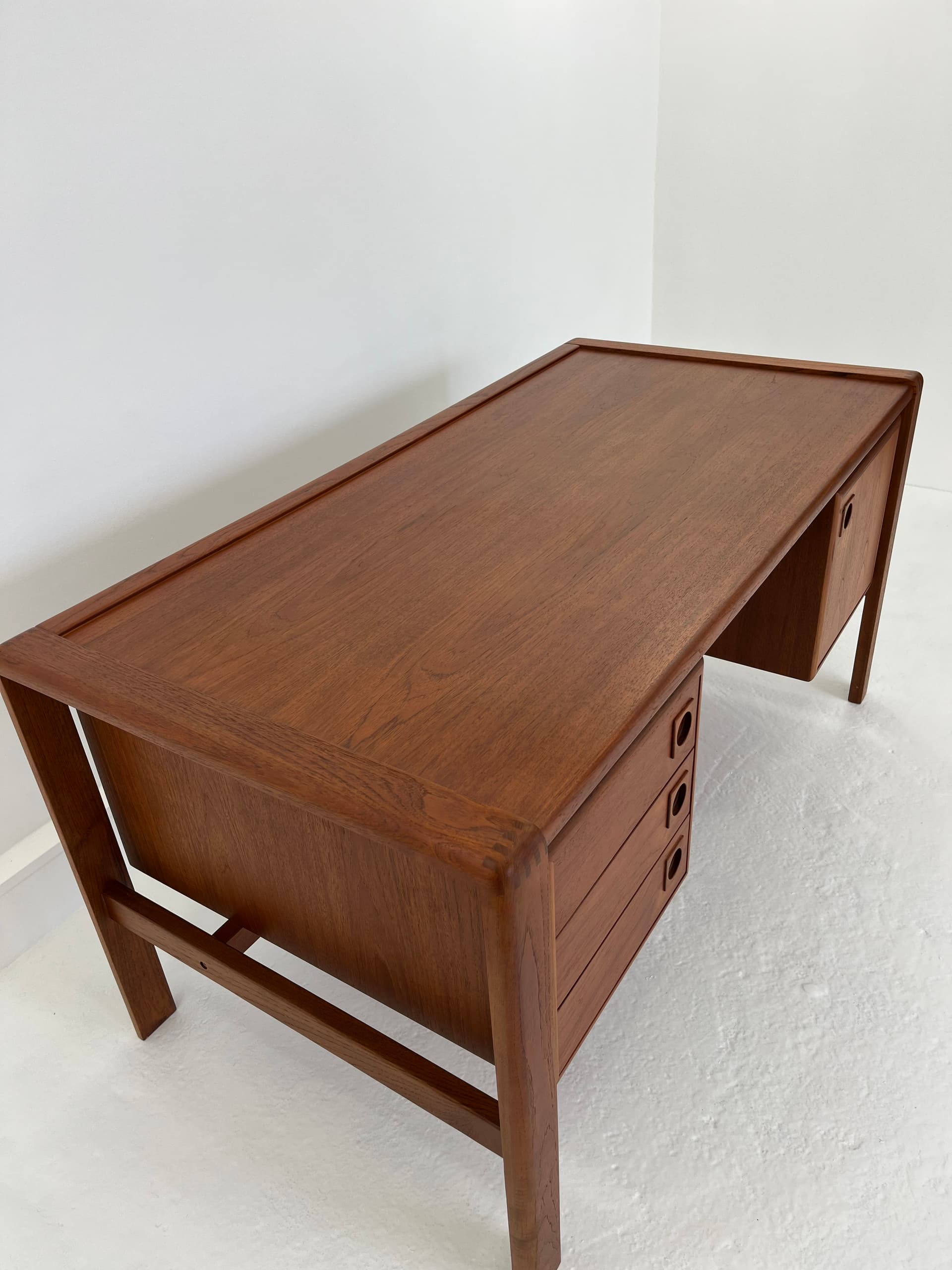 Desk, brown teak, by H.P. Hansen, Denmark, 1960s. - 40844