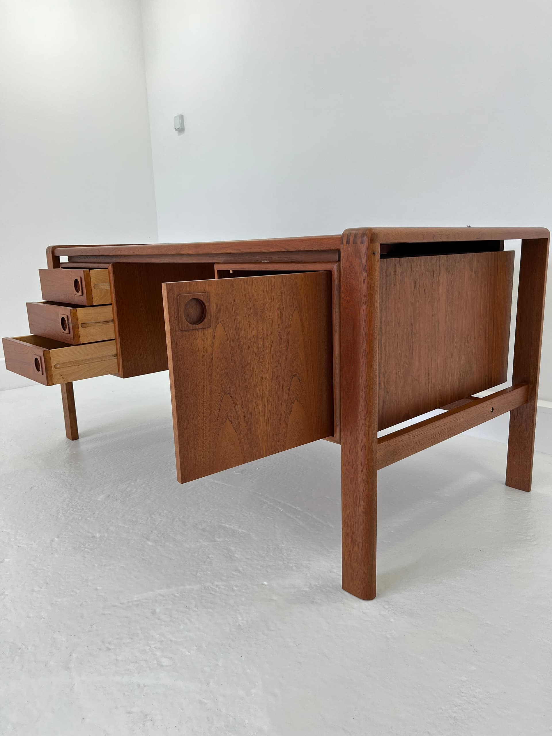 Desk, brown teak, by H.P. Hansen, Denmark, 1960s. - 40840
