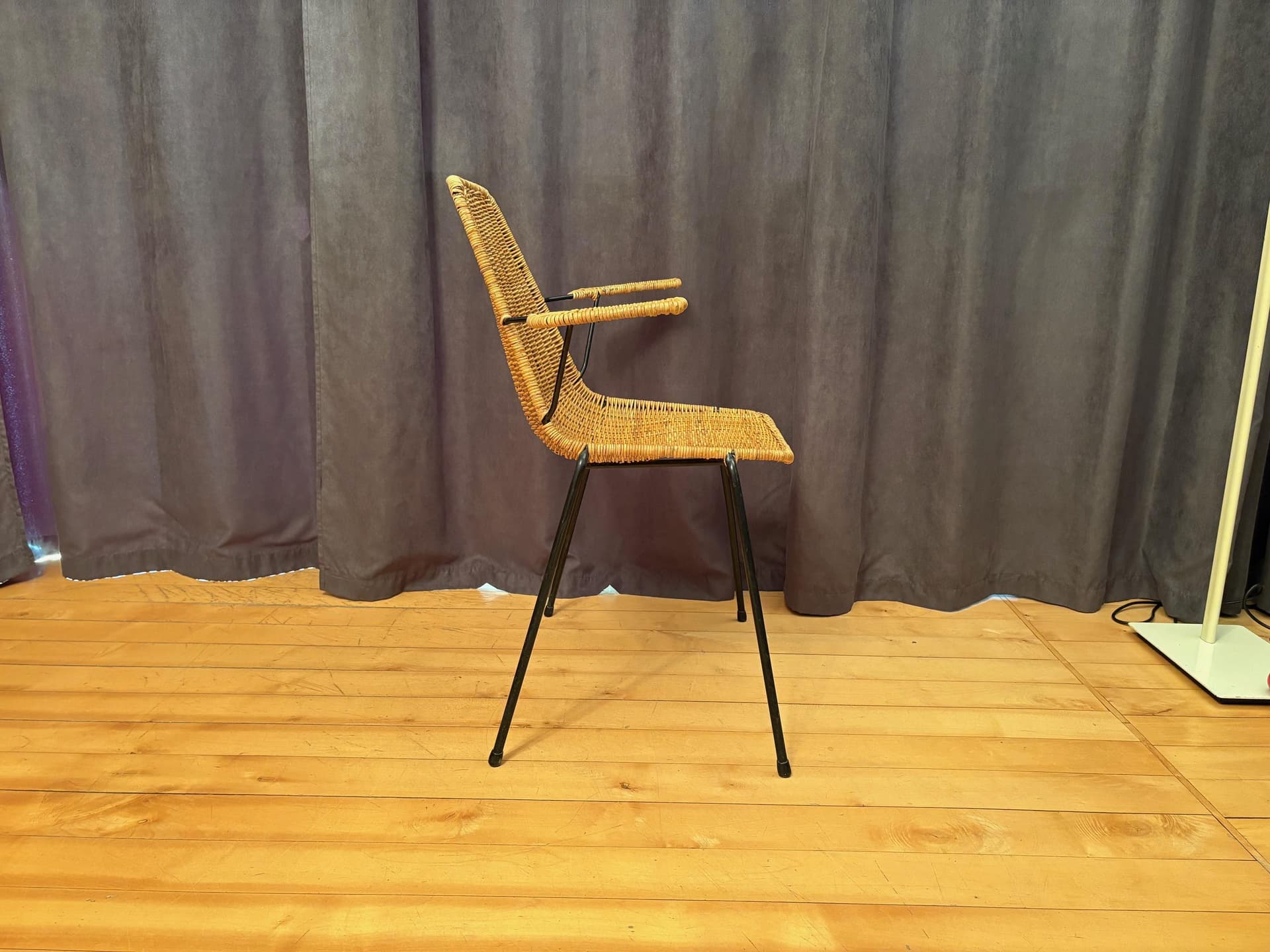 Krzesło z podłokietnikami, rattan brązowy, stal czarna, proj. G. F. Legler, Włochy, lata 50. - 79917