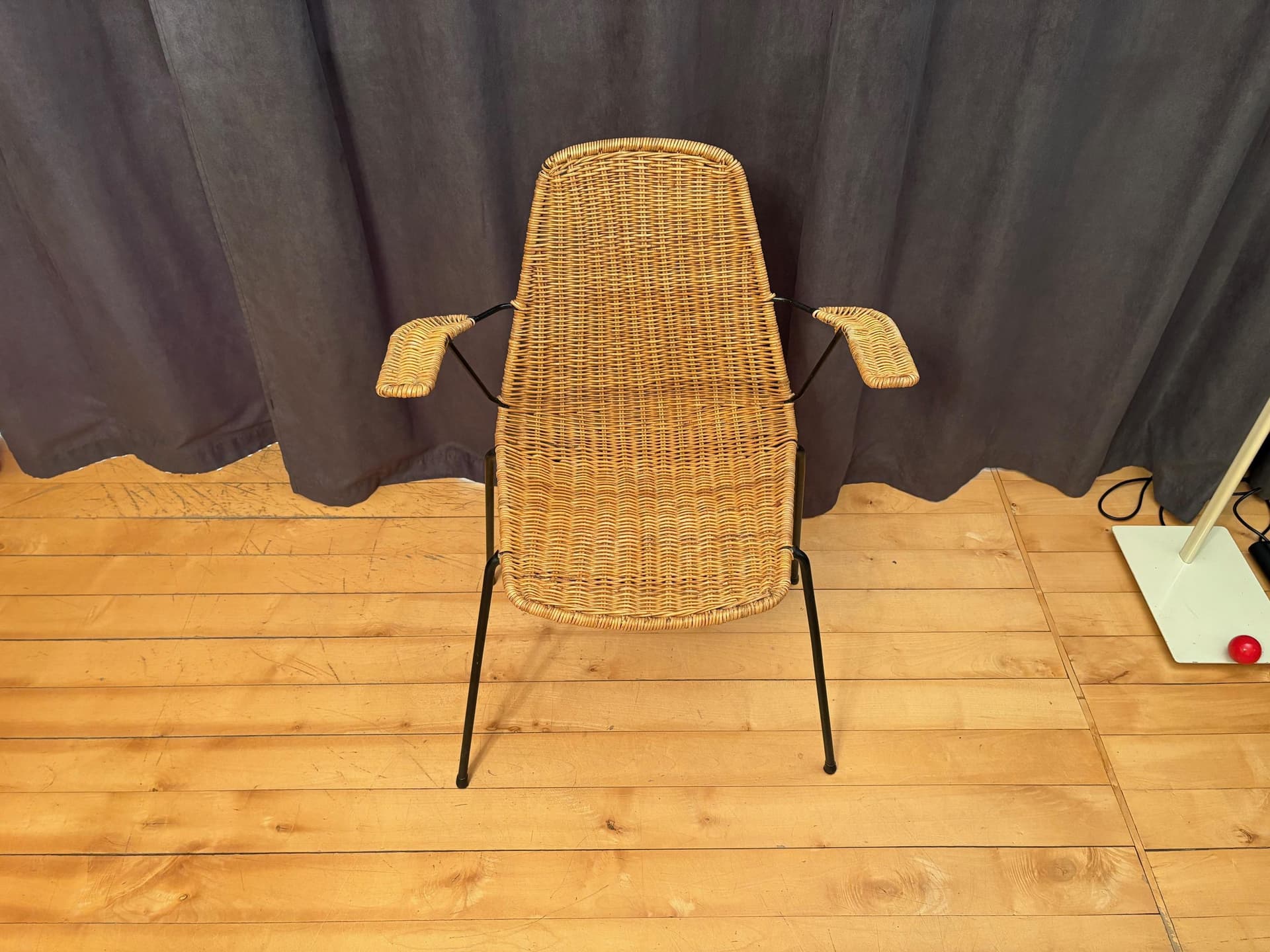 Krzesło z podłokietnikami, rattan brązowy, stal czarna, proj. G. F. Legler, Włochy, lata 50. - 79916