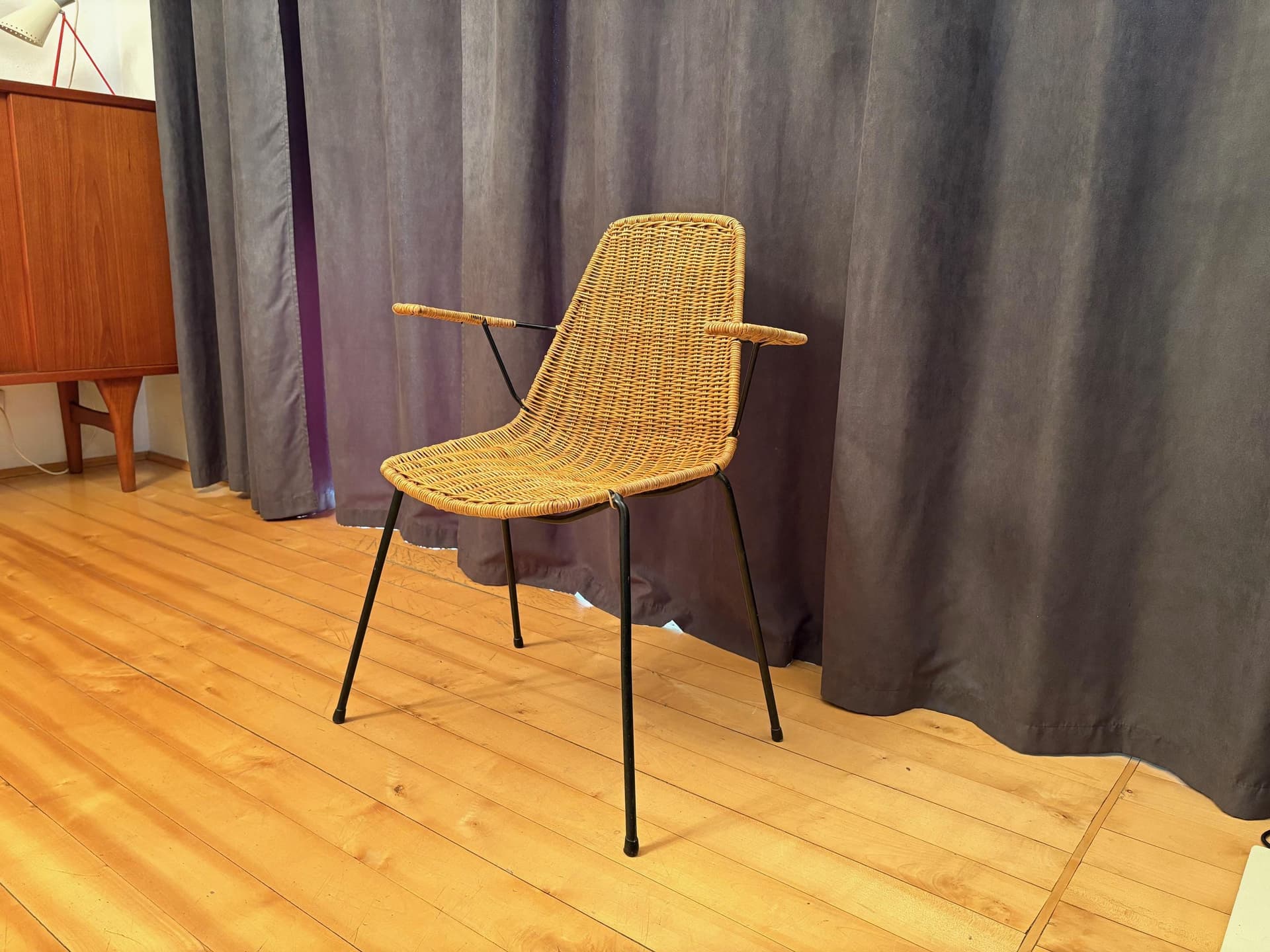 Krzesło z podłokietnikami, rattan brązowy, stal czarna, proj. G. F. Legler, Włochy, lata 50. - 79918