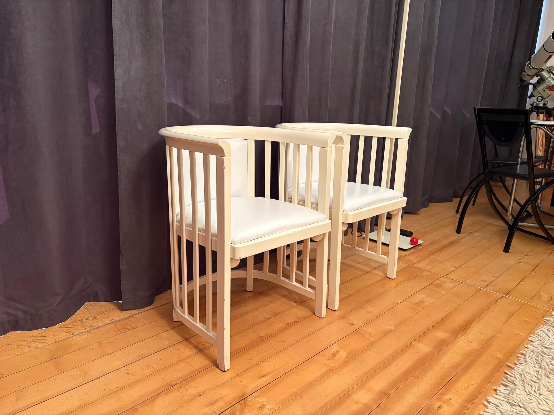 Pair of armchairs Cabaret Fledermaus, ivory white lacquered wood, ivory white natural leather, by J. Hoffmann, Austria, early 20th c. - 79903