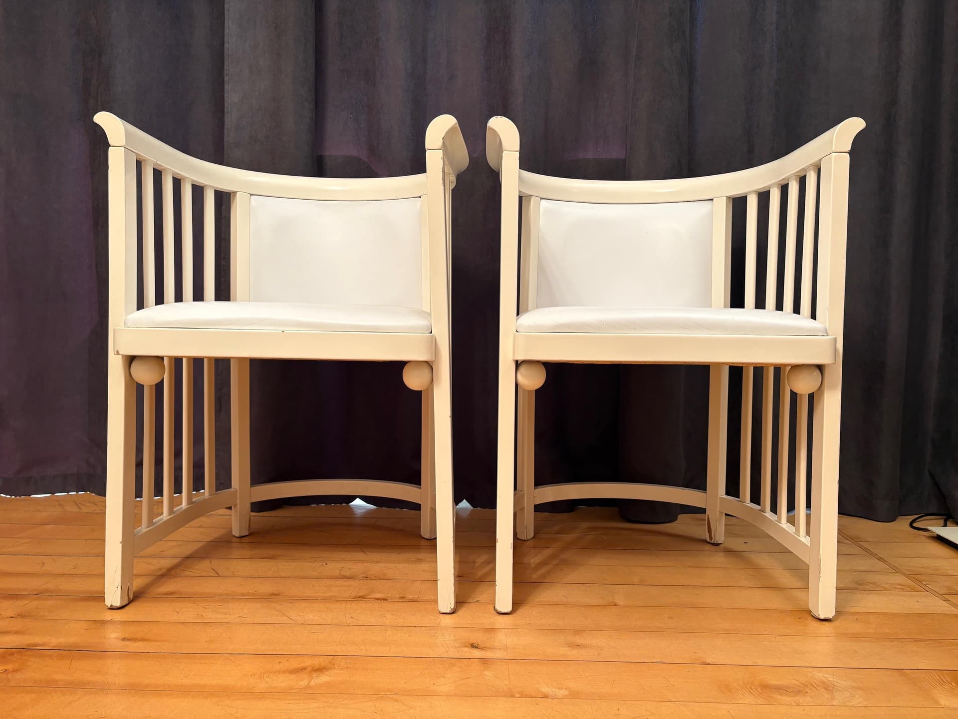 Pair of armchairs Cabaret Fledermaus, ivory white lacquered wood, ivory white natural leather, by J. Hoffmann, Austria, early 20th c. - 79905