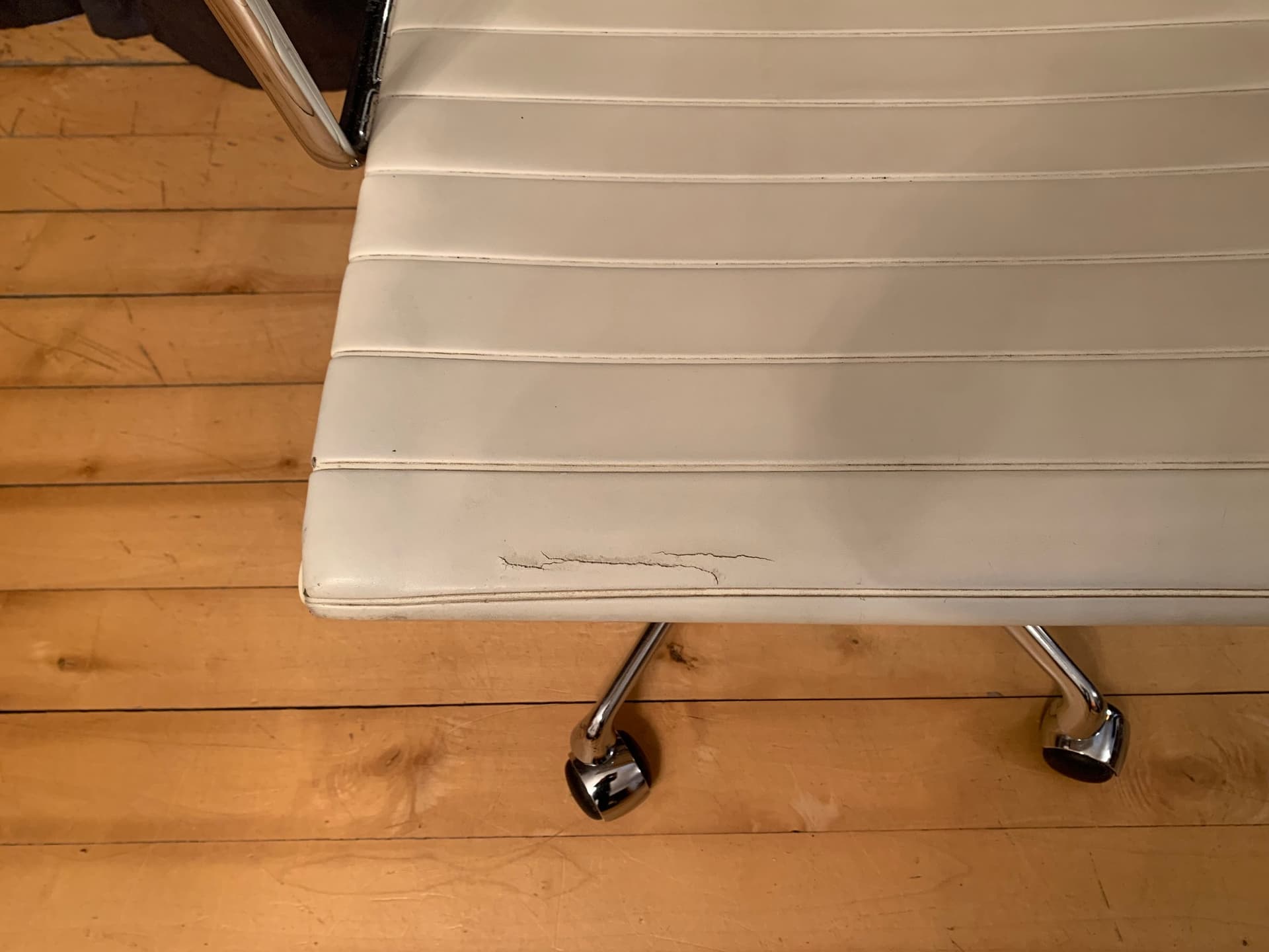 Fotel EA 119, skóra beżowa, stal chromowana, proj. C. & R. Eames, Herman Miller, USA, lata 70. - 40987