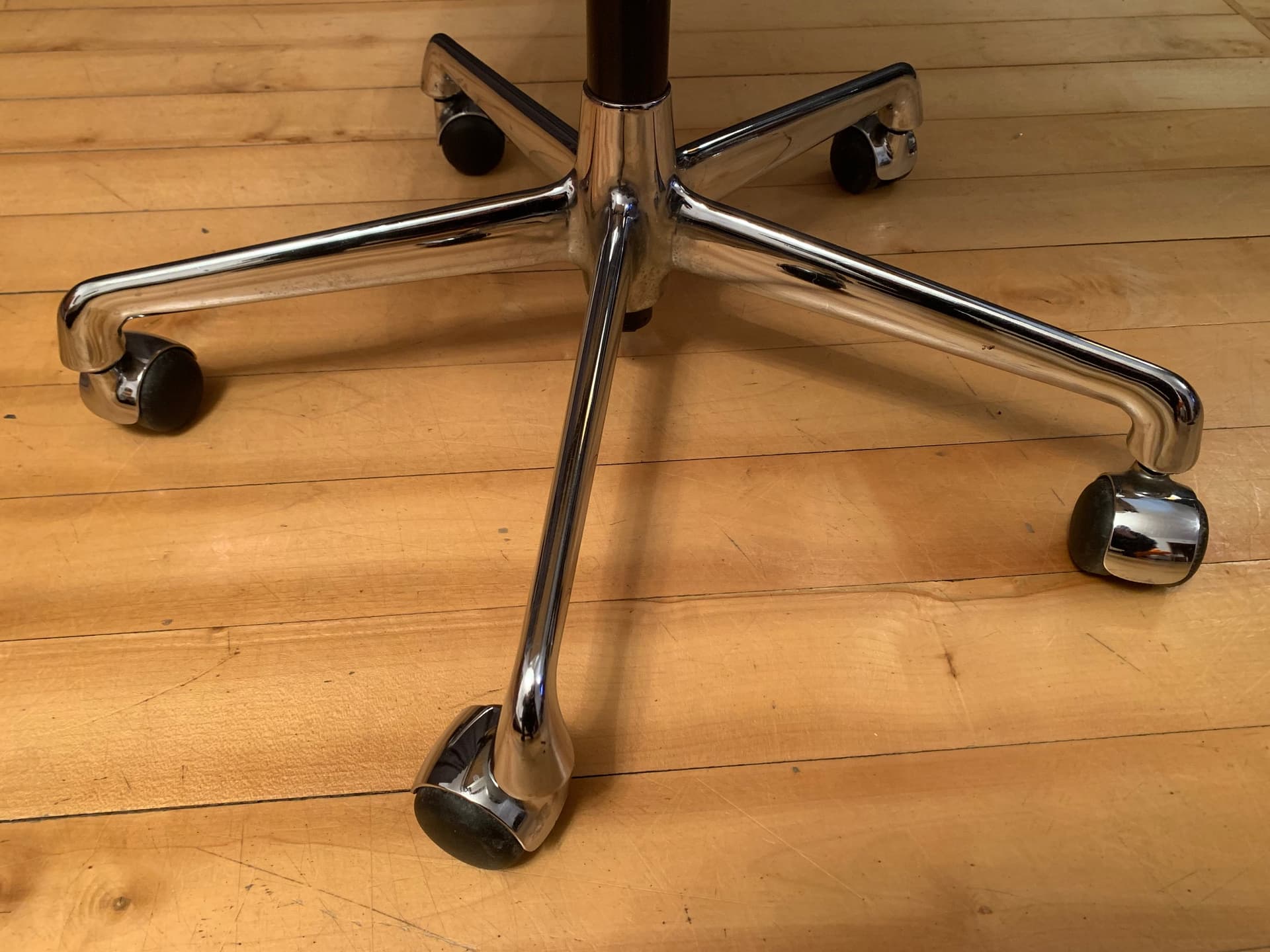 Fotel EA 119, skóra beżowa, stal chromowana, proj. C. & R. Eames, Herman Miller, USA, lata 70. - 40993