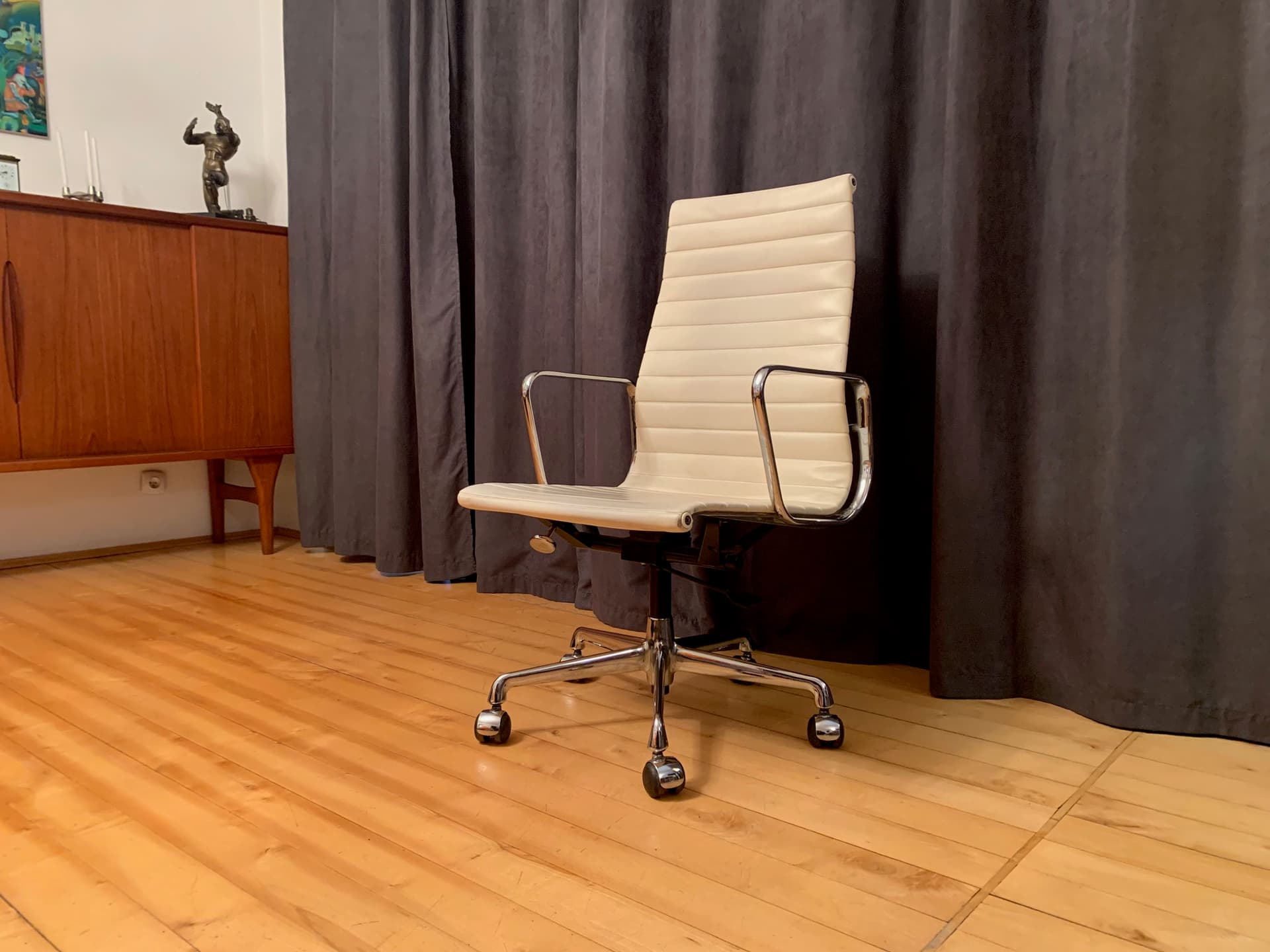 Fotel EA 119, skóra beżowa, stal chromowana, proj. C. & R. Eames, Herman Miller, USA, lata 70. - 40984