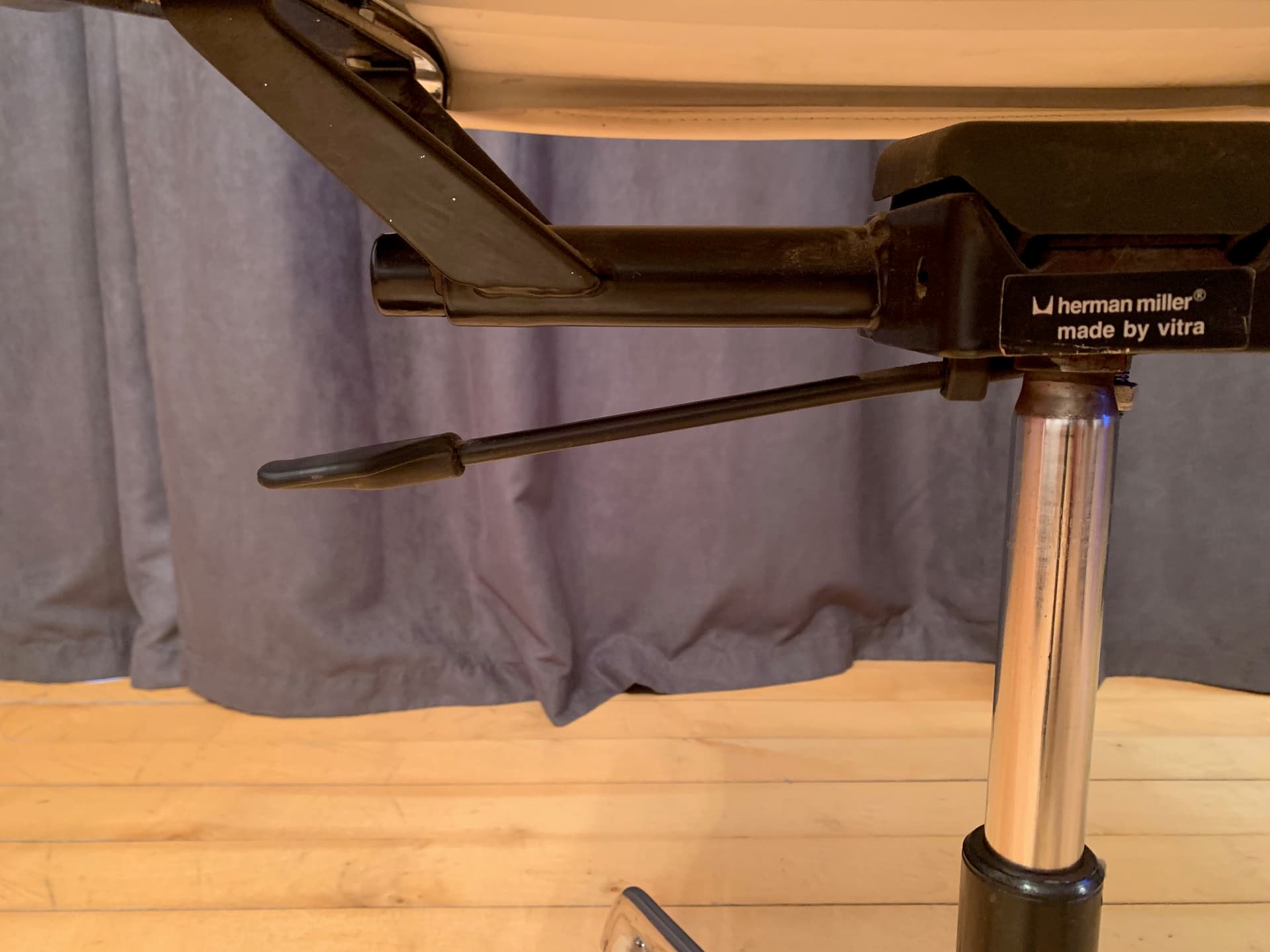 Fotel EA 119, skóra beżowa, stal chromowana, proj. C. & R. Eames, Herman Miller, USA, lata 70. - 40991