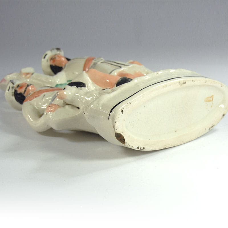 Wazon kominkowy Robin Hood i Mały John, ceramika ivory white, Staffordshire, Anglia, początek XX w. - 41652