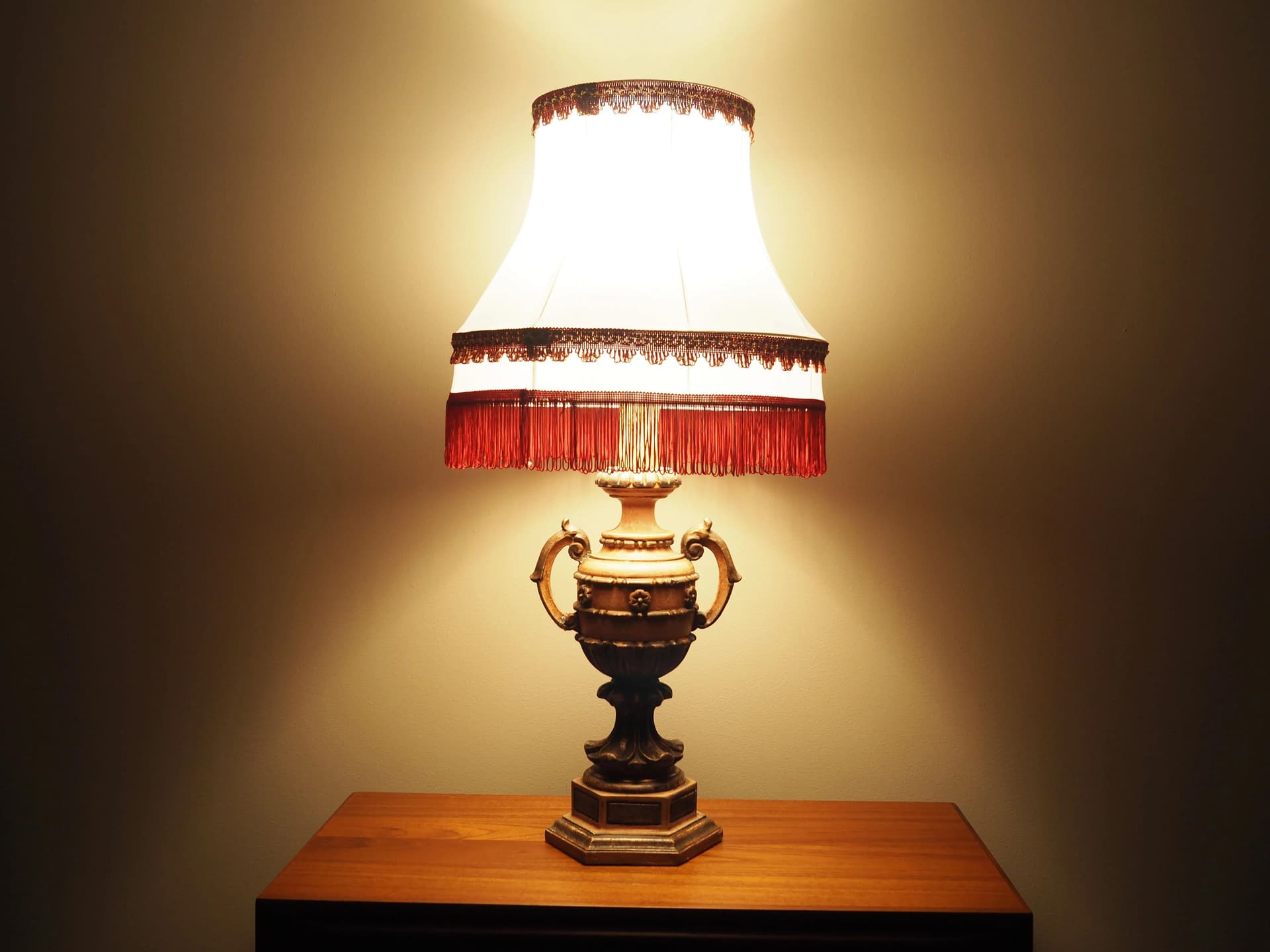 Lampa stołowa, ceramika róż, Dania, lata 70. - 42714