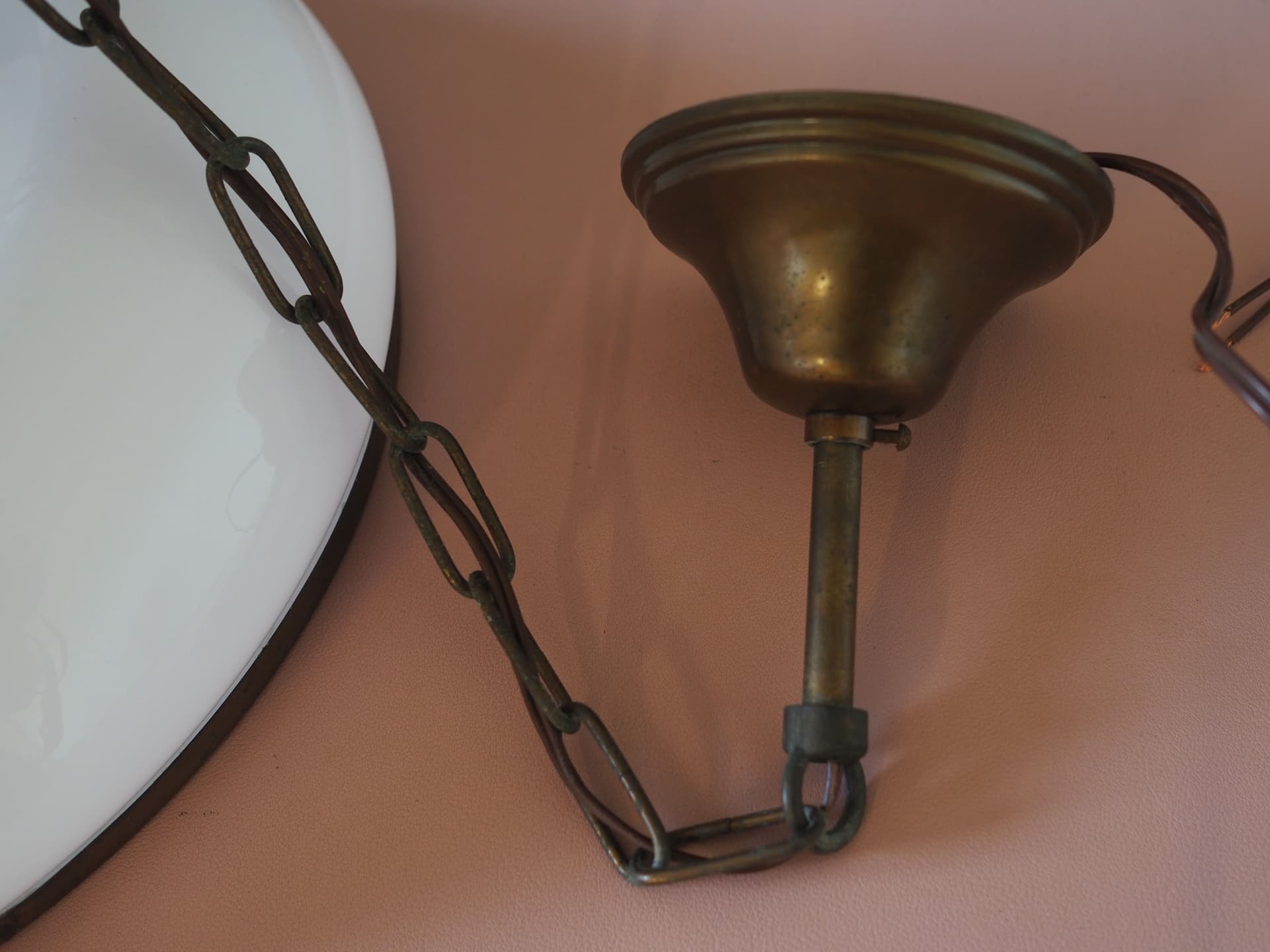 Lampa wisząca, skandynawski design, szkło białe, Skandynawia, lata 70. - 50900