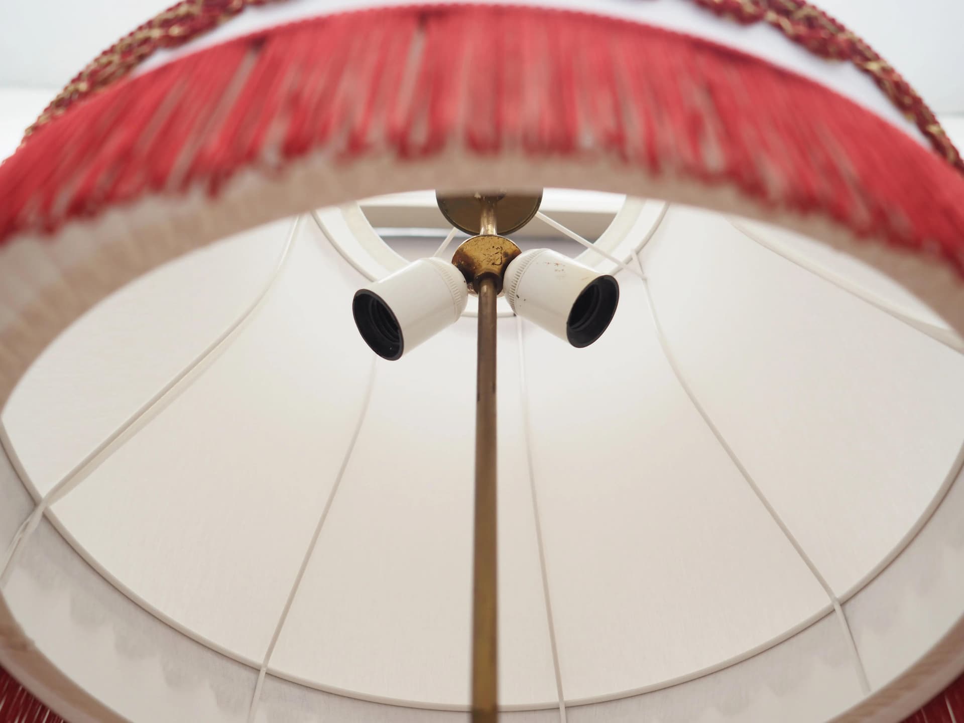 Lampa podłogowa, mosiądz złoty, tkanina biała czerwony, Dania, lata 70. - 42598