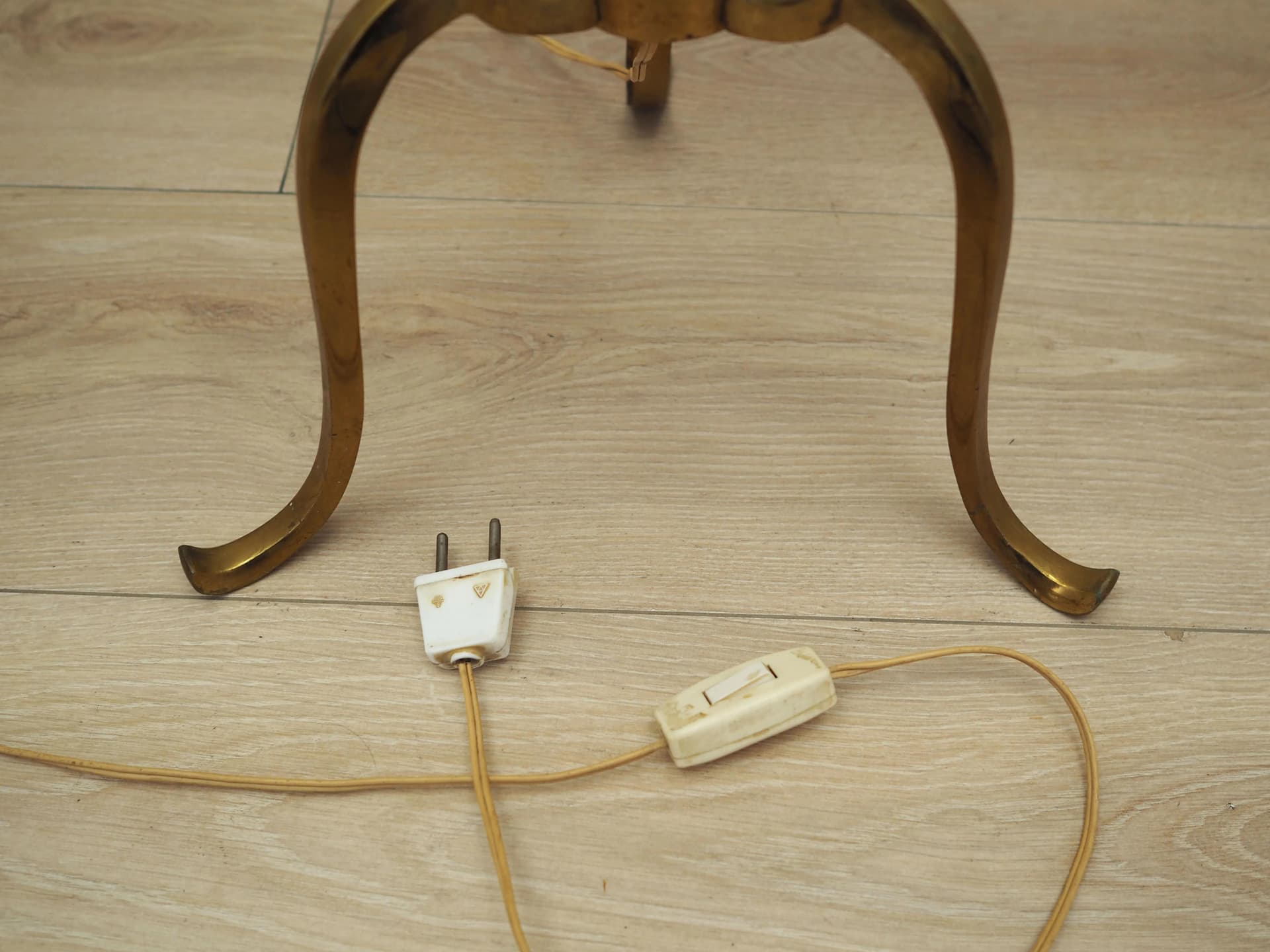 Lampa podłogowa, mosiądz złoty, tkanina biała czerwony, Dania, lata 70. - 42599