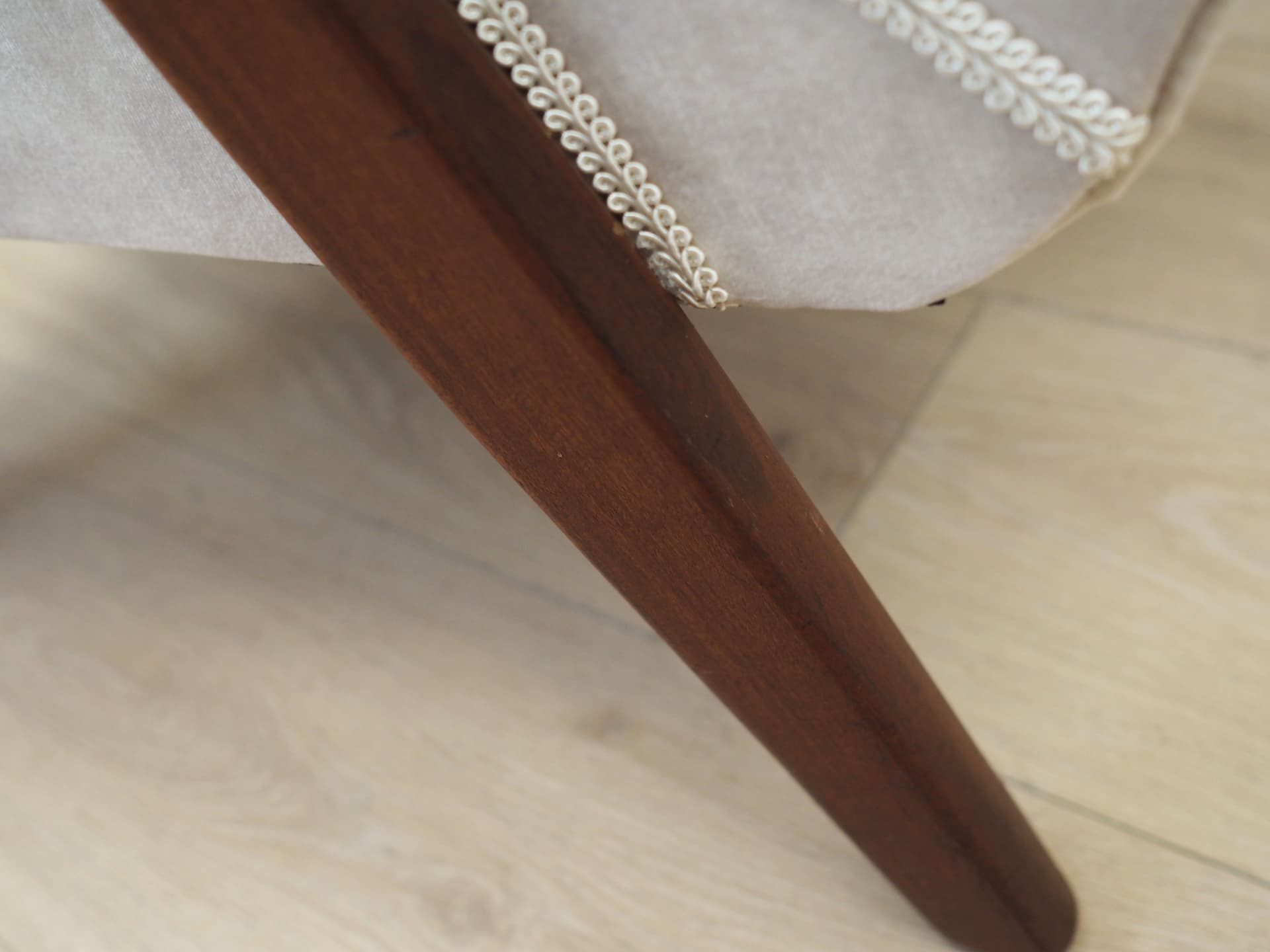 Fotel, ecru velvet, teak, Dania, lata 70. - 51580