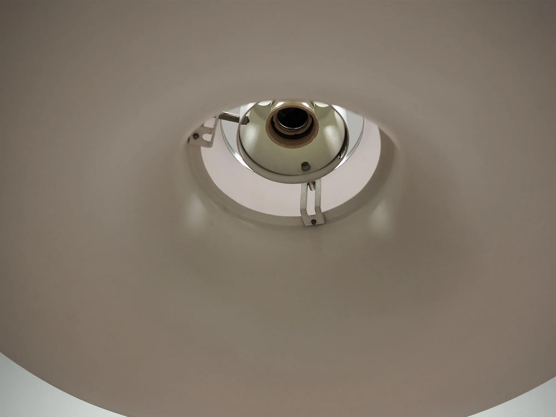 Lampa wisząca Mandalay, metal biały srebrny, proj. A. Hansen, Louis Poulsen, Dania, lata 70. - 42915