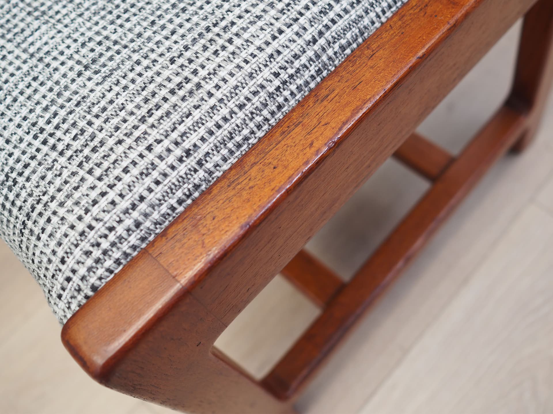 Komplet pięciu krzeseł, teak, tkanina szara, Dania, lata 70. - 51474