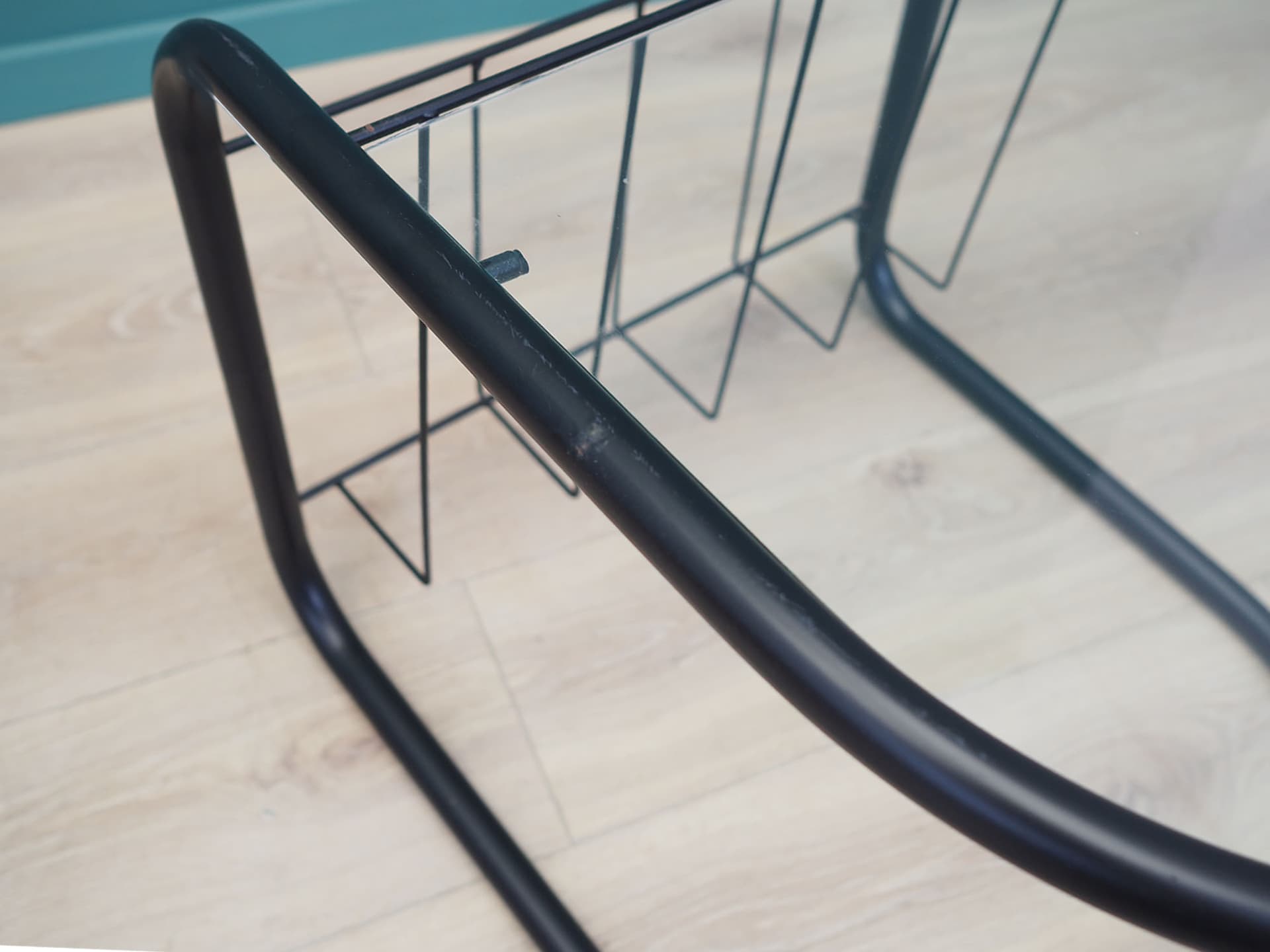 Stolik boczny, szkło, metal czarny, Dania, lata 70. - 50665