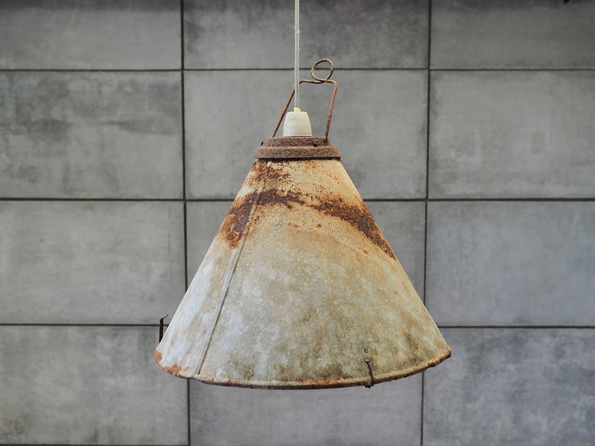 Lampa wisząca industrialna, szary, metal, Polska, lata 50. - 50272