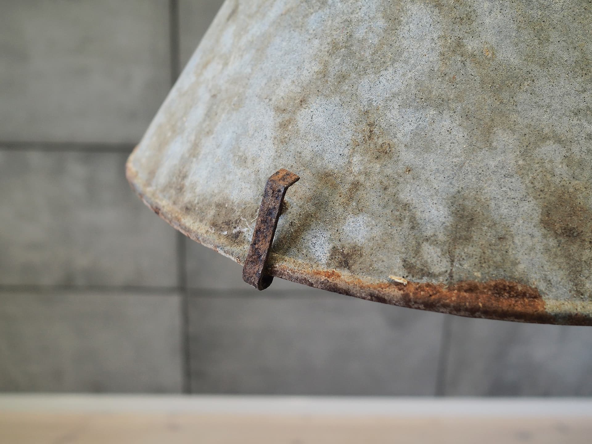 Lampa wisząca industrialna, szary, metal, Polska, lata 50. - 44736