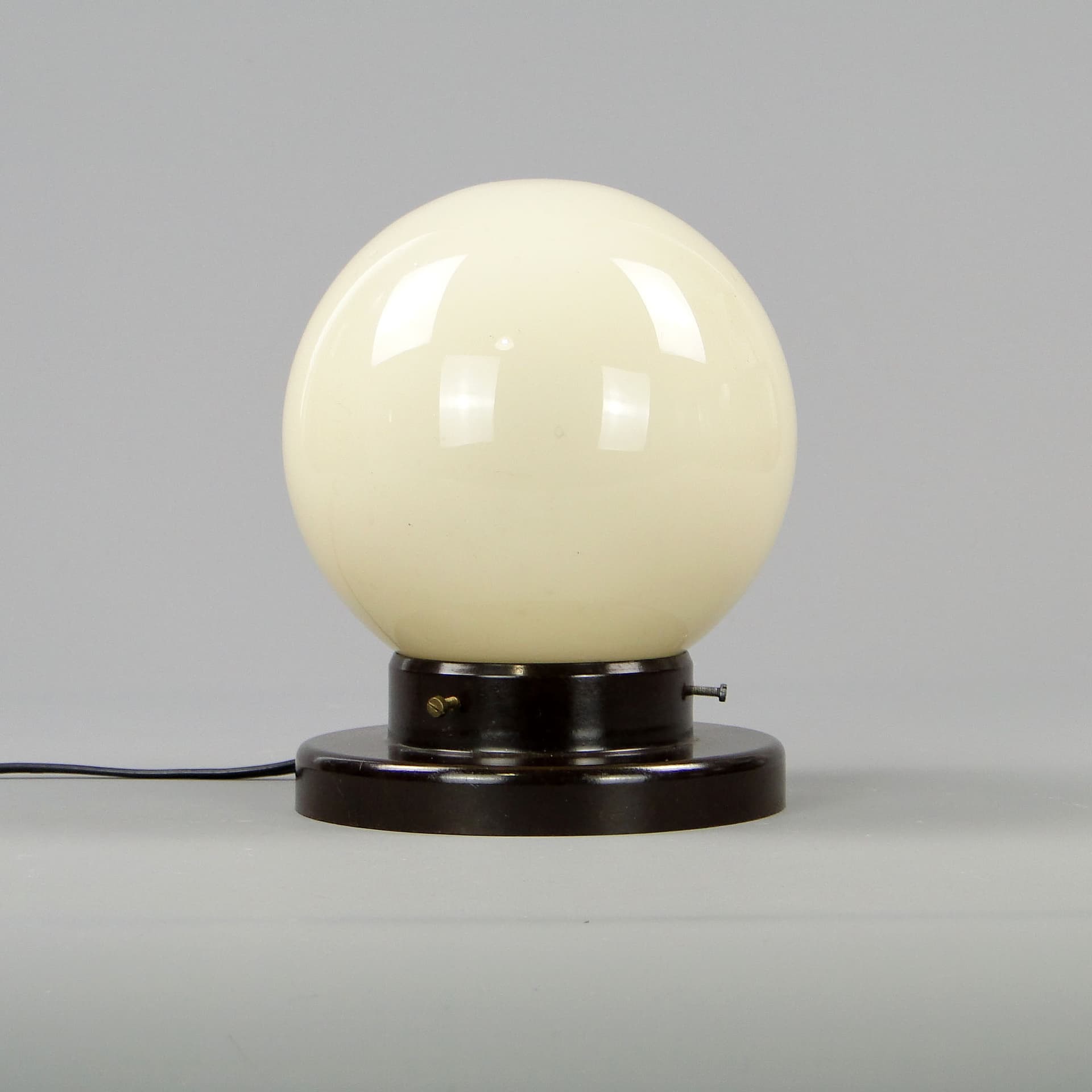 Lampa stołowa Art déco, szkło ecru, ebonit brązowy, Polska, lata 20. - 44681