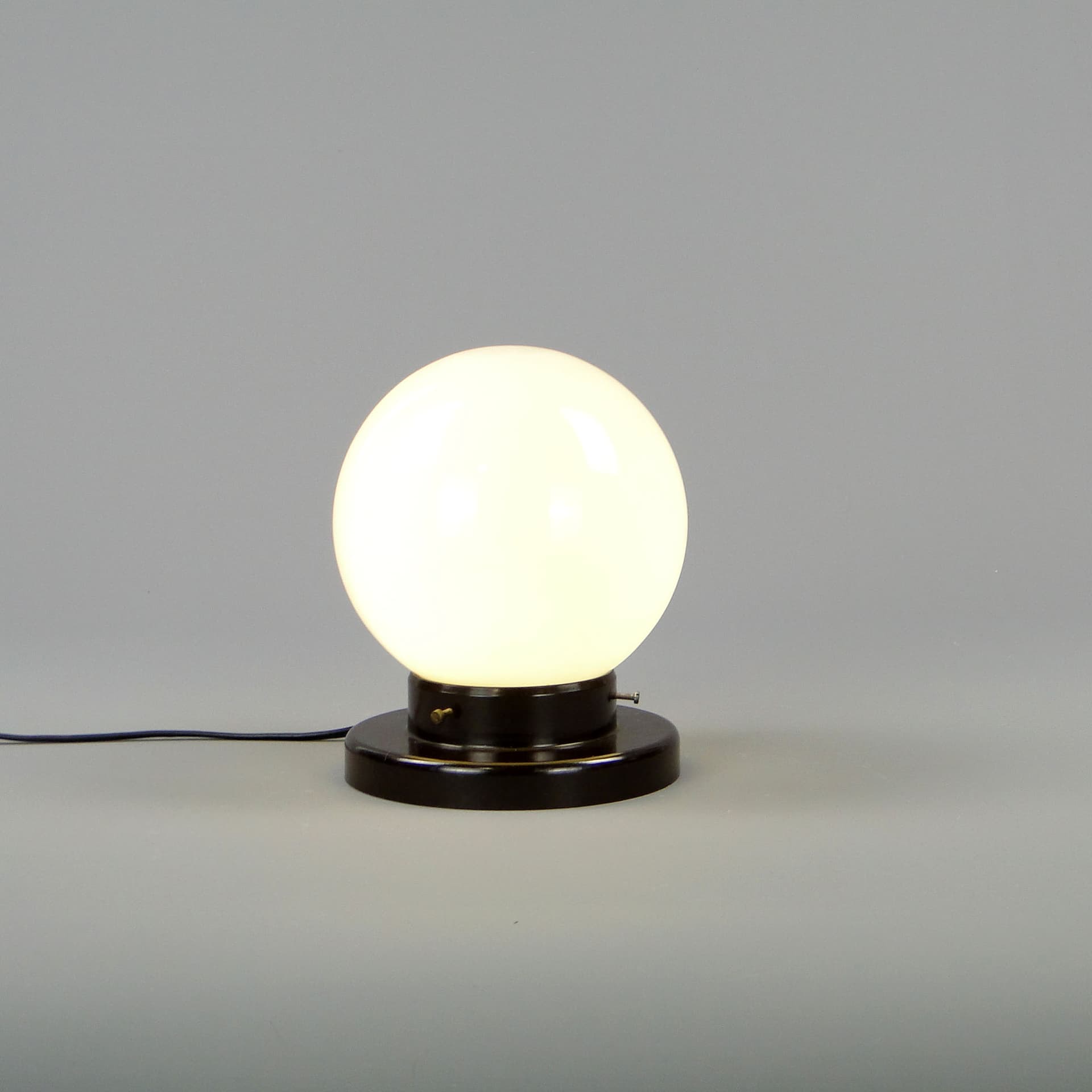 Lampa stołowa Art déco, szkło ecru, ebonit brązowy, Polska, lata 20. - 44678